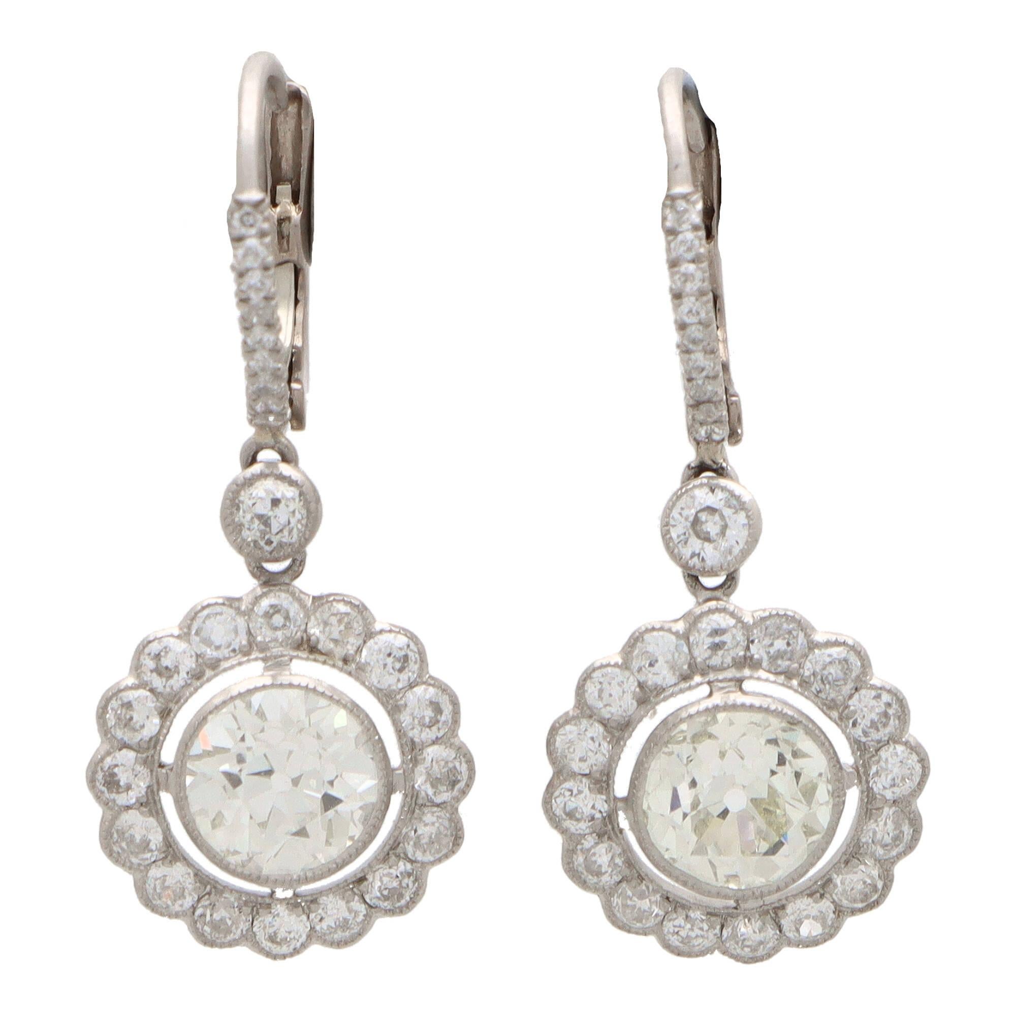 Taille vieille mine Boucles d'oreilles pendantes d'inspiration vintage en platine avec grappes de diamants taillés à l'ancienne en vente