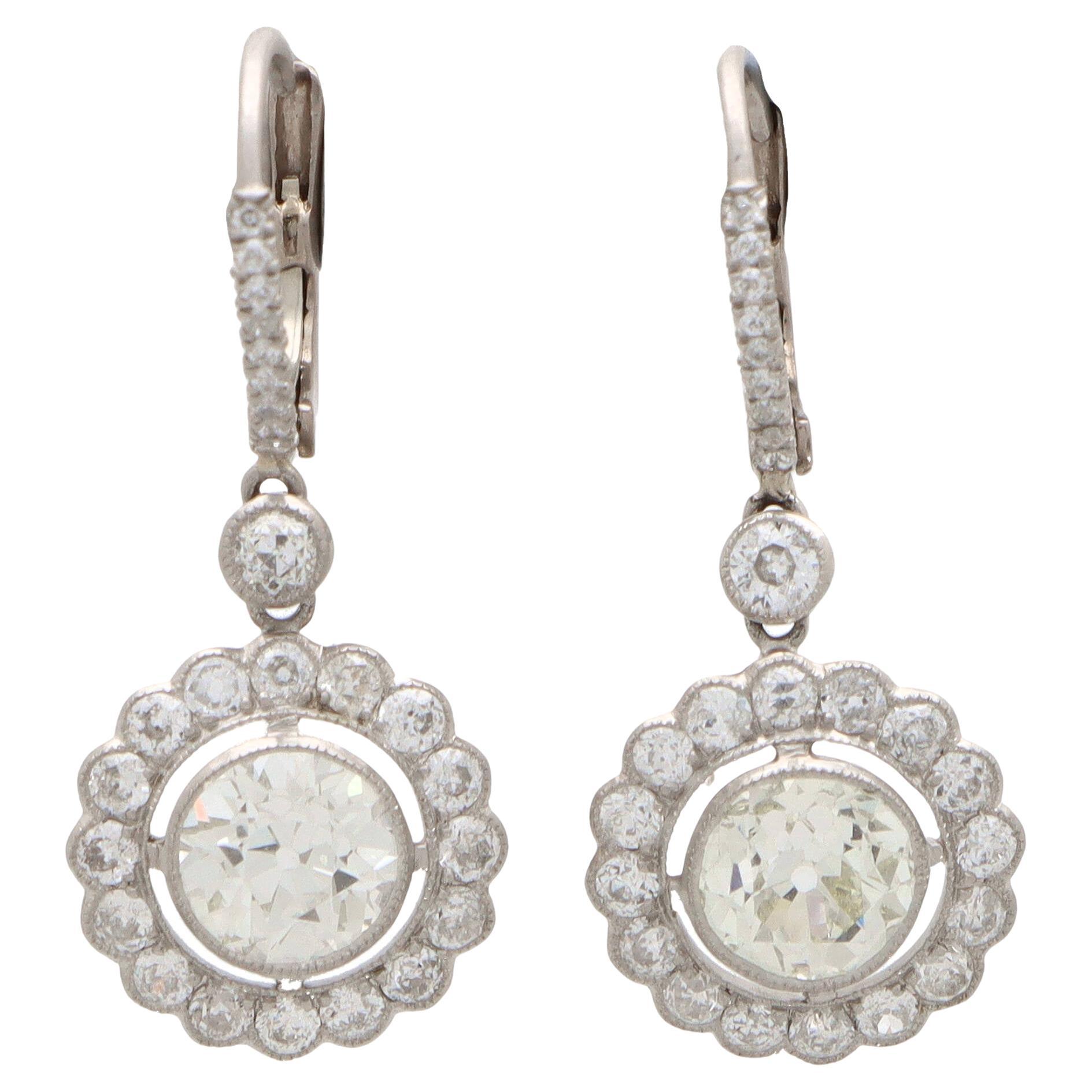 Boucles d'oreilles pendantes d'inspiration vintage en platine avec grappes de diamants taillés à l'ancienne en vente