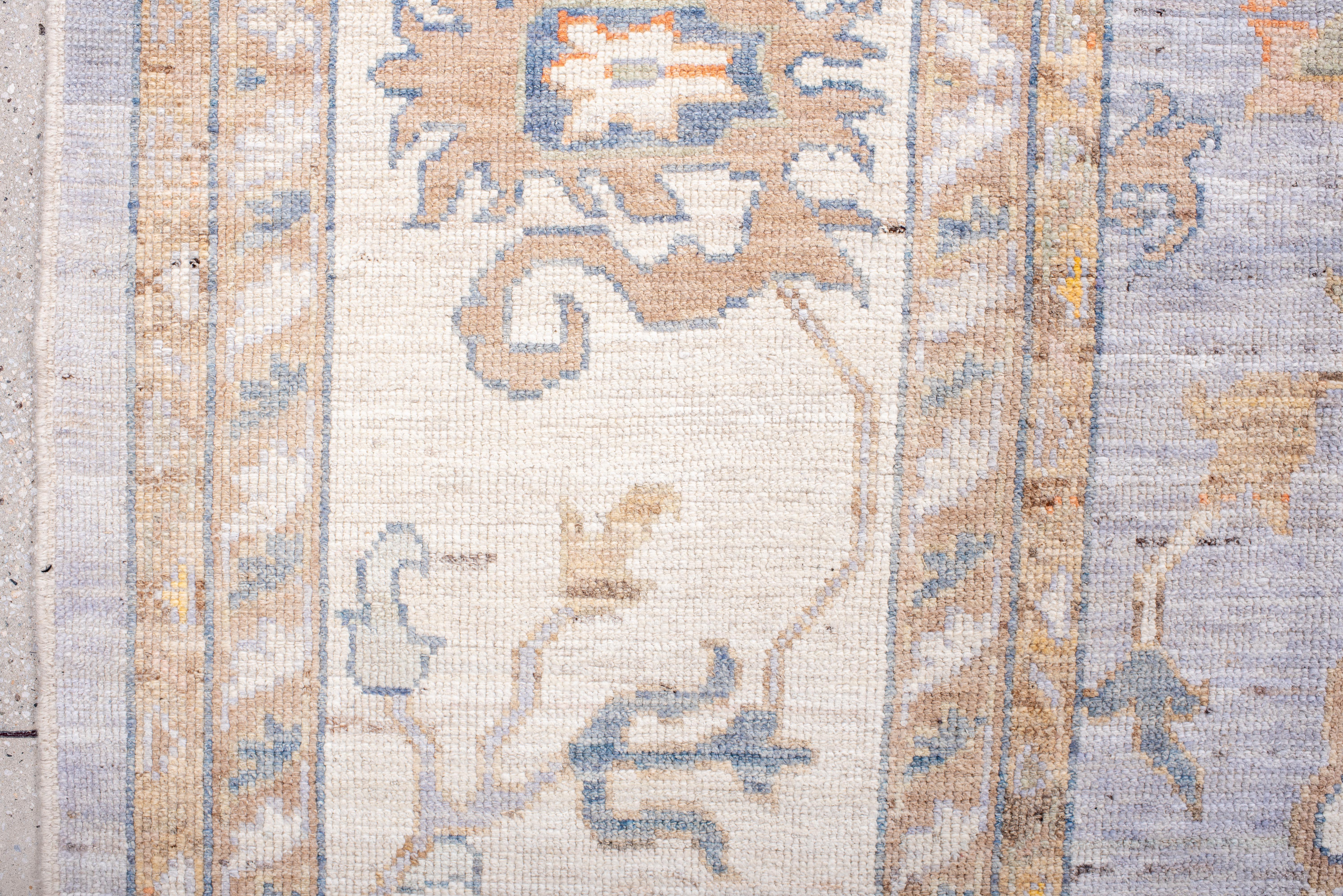 Vintage-inspirierter Oushak-Teppich in weichem Lavendel und warmen Neutraltönen (Wolle) im Angebot