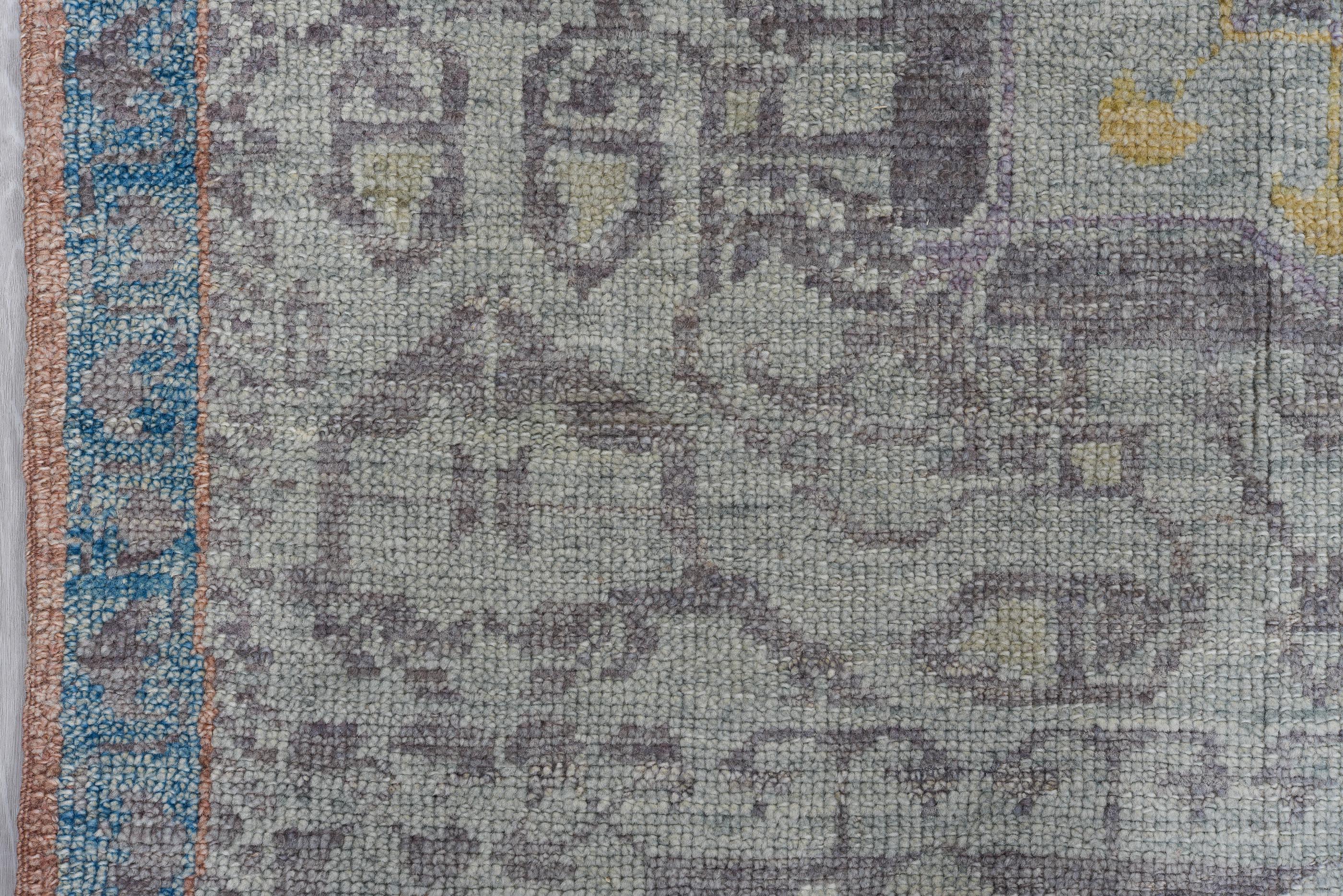 Inspirierter Oushak im Vintage-Stil mit geometrischem Flow (Wolle) im Angebot