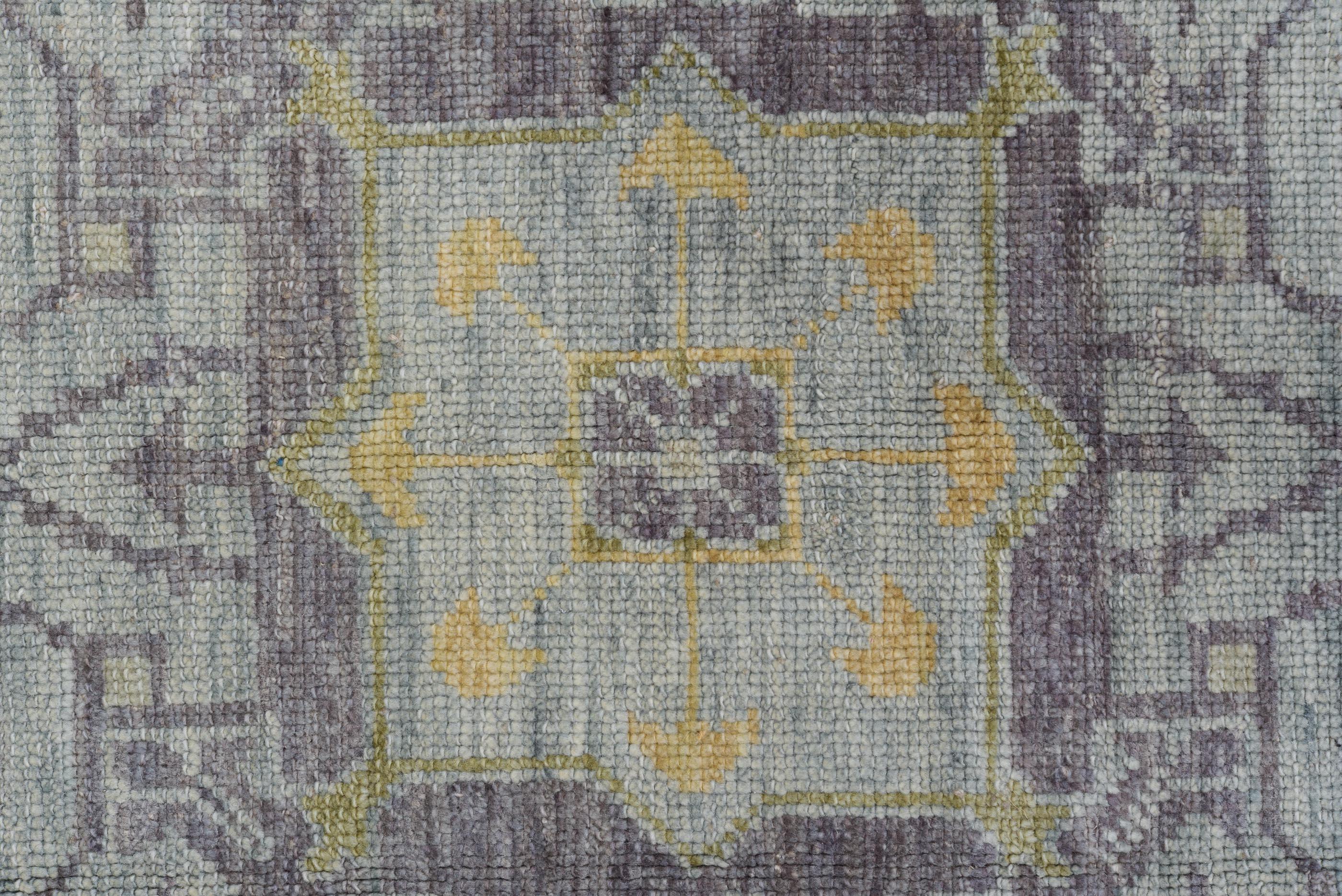 Inspirierter Oushak im Vintage-Stil mit geometrischem Flow im Angebot 1