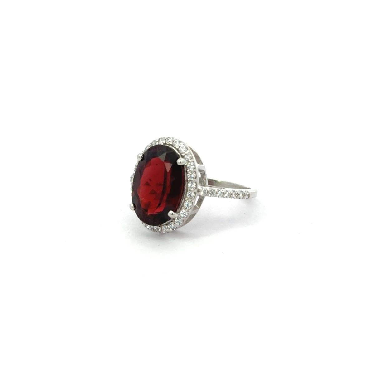 in vendita:  Anello d'argento con granato taglio ovale e zircone a raggiera di ispirazione vintage 2