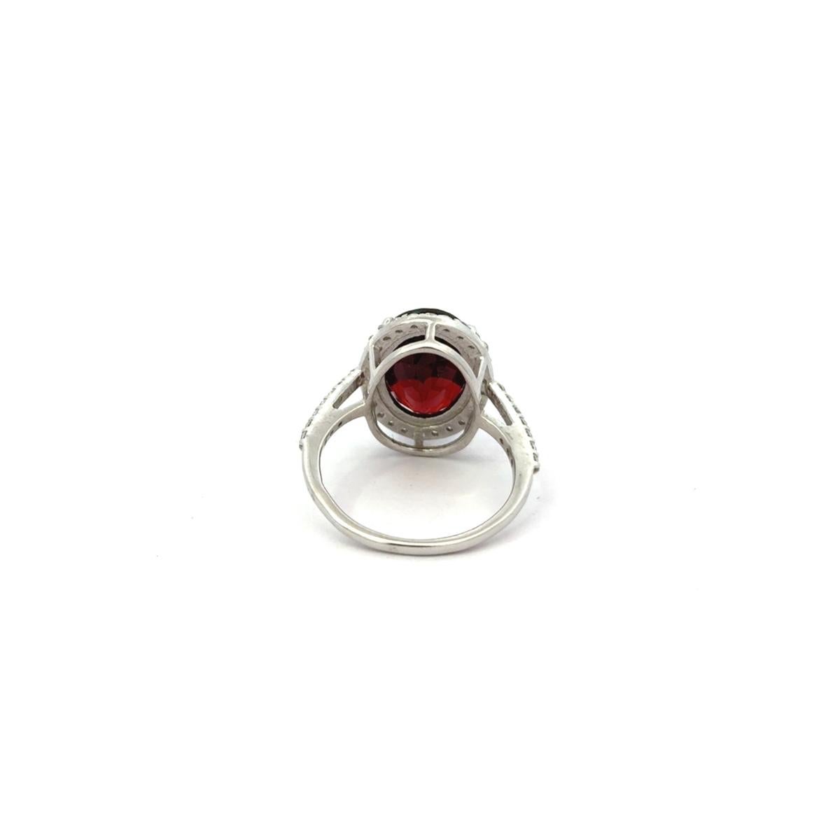 in vendita:  Anello d'argento con granato taglio ovale e zircone a raggiera di ispirazione vintage 4
