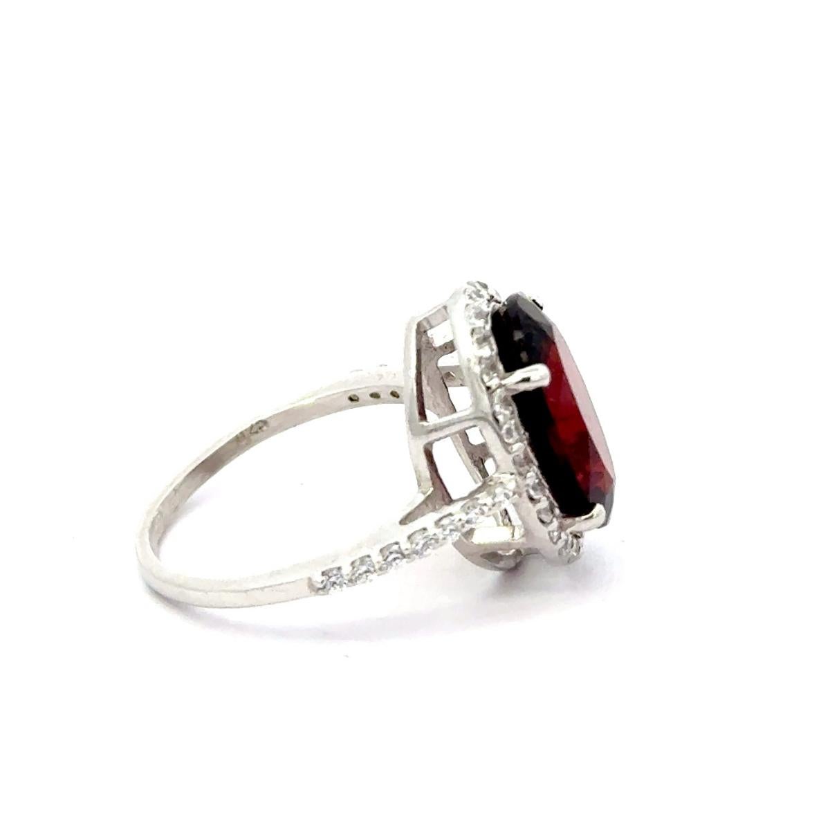in vendita:  Anello d'argento con granato taglio ovale e zircone a raggiera di ispirazione vintage 6