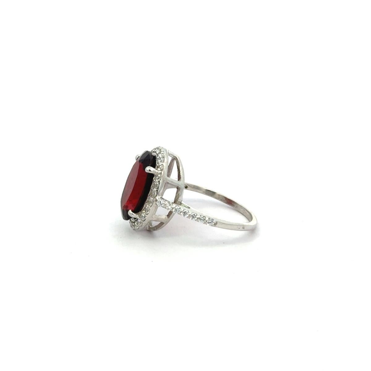 in vendita:  Anello d'argento con granato taglio ovale e zircone a raggiera di ispirazione vintage 7
