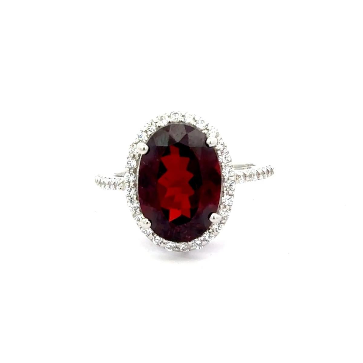 in vendita:  Anello d'argento con granato taglio ovale e zircone a raggiera di ispirazione vintage 8