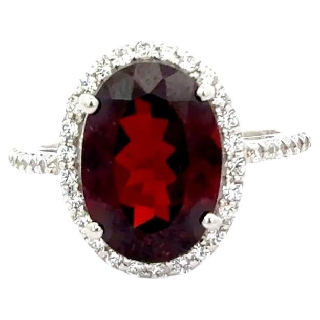 in vendita:  Anello d'argento con granato taglio ovale e zircone a raggiera di ispirazione vintage