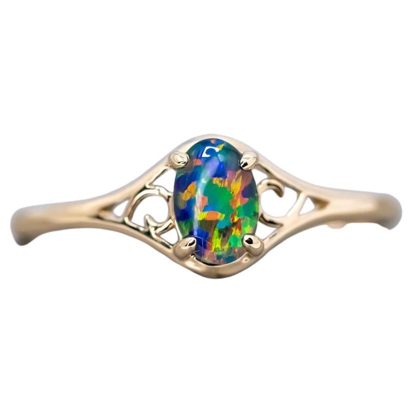 Vintage inspirierter ovaler dreifacher Opal-Verlobungsring aus 18 Karat Gelbgold