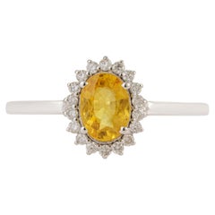 Anillo de halo con zafiro amarillo y diamantes, de inspiración vintage, en oro blanco de 14K