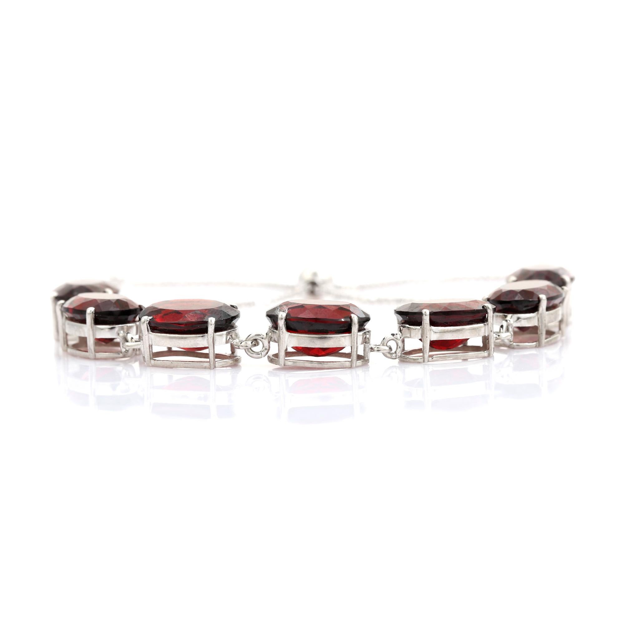 Questo bracciale bolo regolabile con granato rosso da 34,69 CTW è un bracciale bolo di grande effetto, meticolosamente realizzato a mano in argento sterling 925 e impreziosito da sette gemme ovali sfaccettate di granato rosso intenso. Ogni granato è