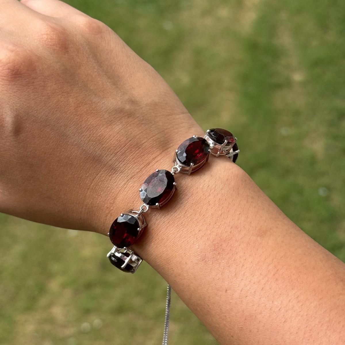 Taglio ovale Bracciale Bolo regolabile in argento 925 con granato rosso 34,69 CTW di ispirazione vintage in vendita