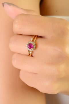 Anillo con halo de diamantes y rubíes redondos de inspiración vintage en oro amarillo de 14 quilates Joyería fina