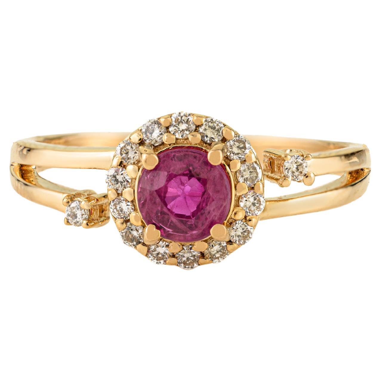 Vintage Inspired Round Ruby
Diamond Halo Ring in 14K Yellow Gold Fine Jewelry (Bague de halo en or jaune 14K)