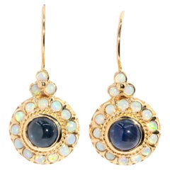 Pendants d'oreilles d'inspiration vintage en or jaune 9 carats avec saphir cabochon et opale
