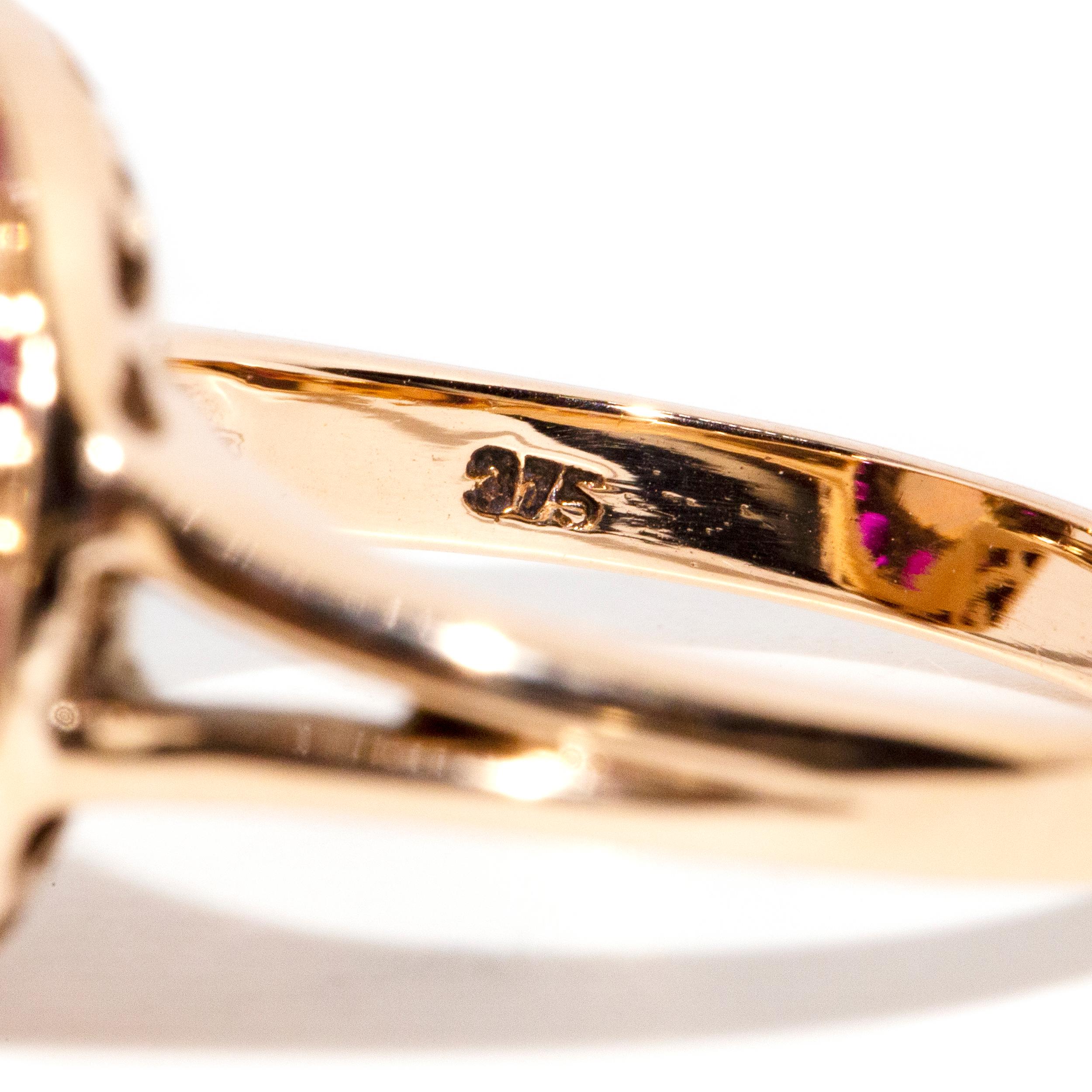 Vintage inspirierter Ring aus 9 Karat Gelbgold mit massivem Opal, Cabochon und lila-rotem Rubin 5
