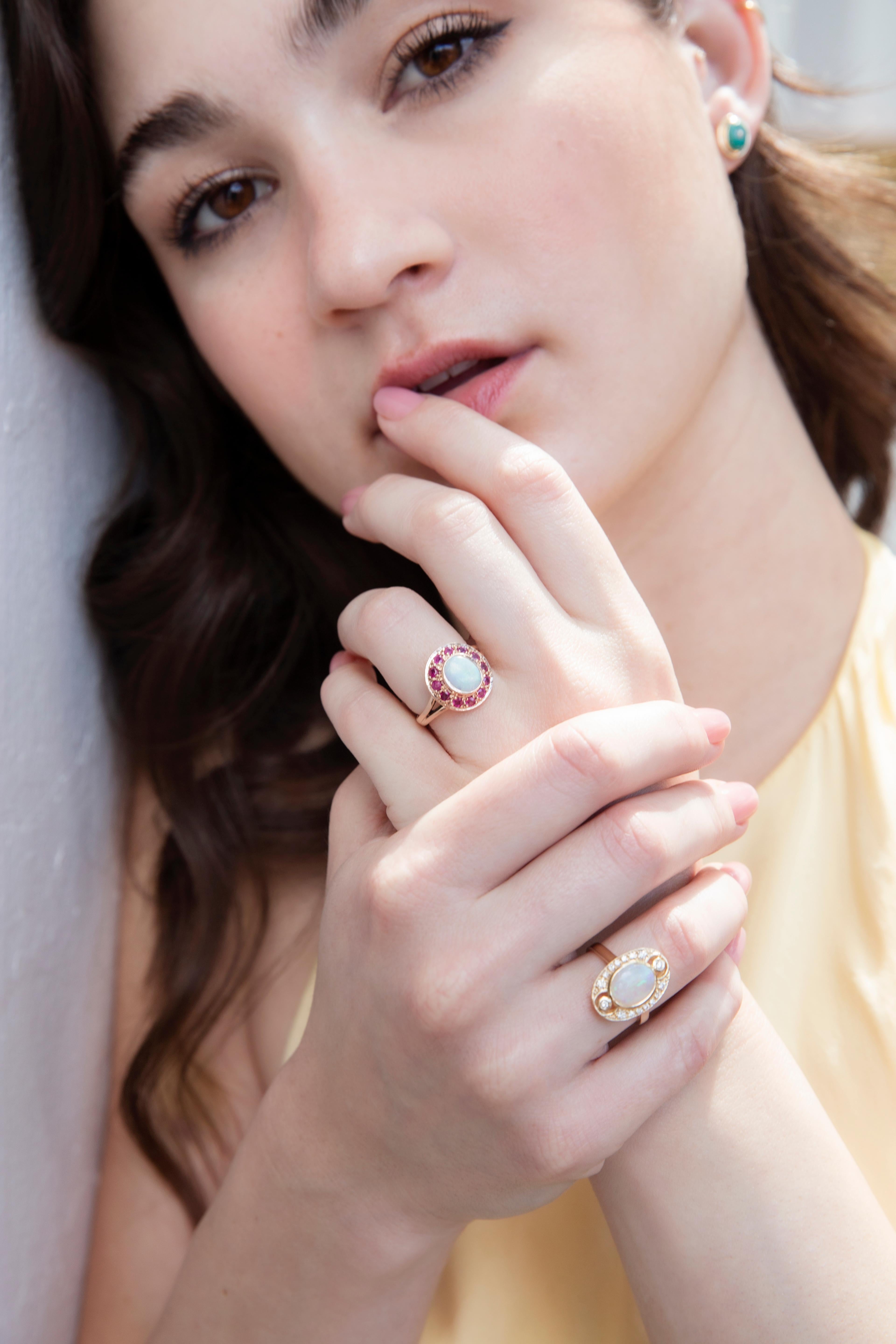 Der Claudette Ring ist so prachtvoll wie seine Namensvetterin und eine gelungene Verbindung von Erdigkeit und Glamour. Ihre purpurroten Rubine und blaugrünen Opale, die im Schmutz und Staub des australischen Outbacks abgebaut werden, schaffen ein