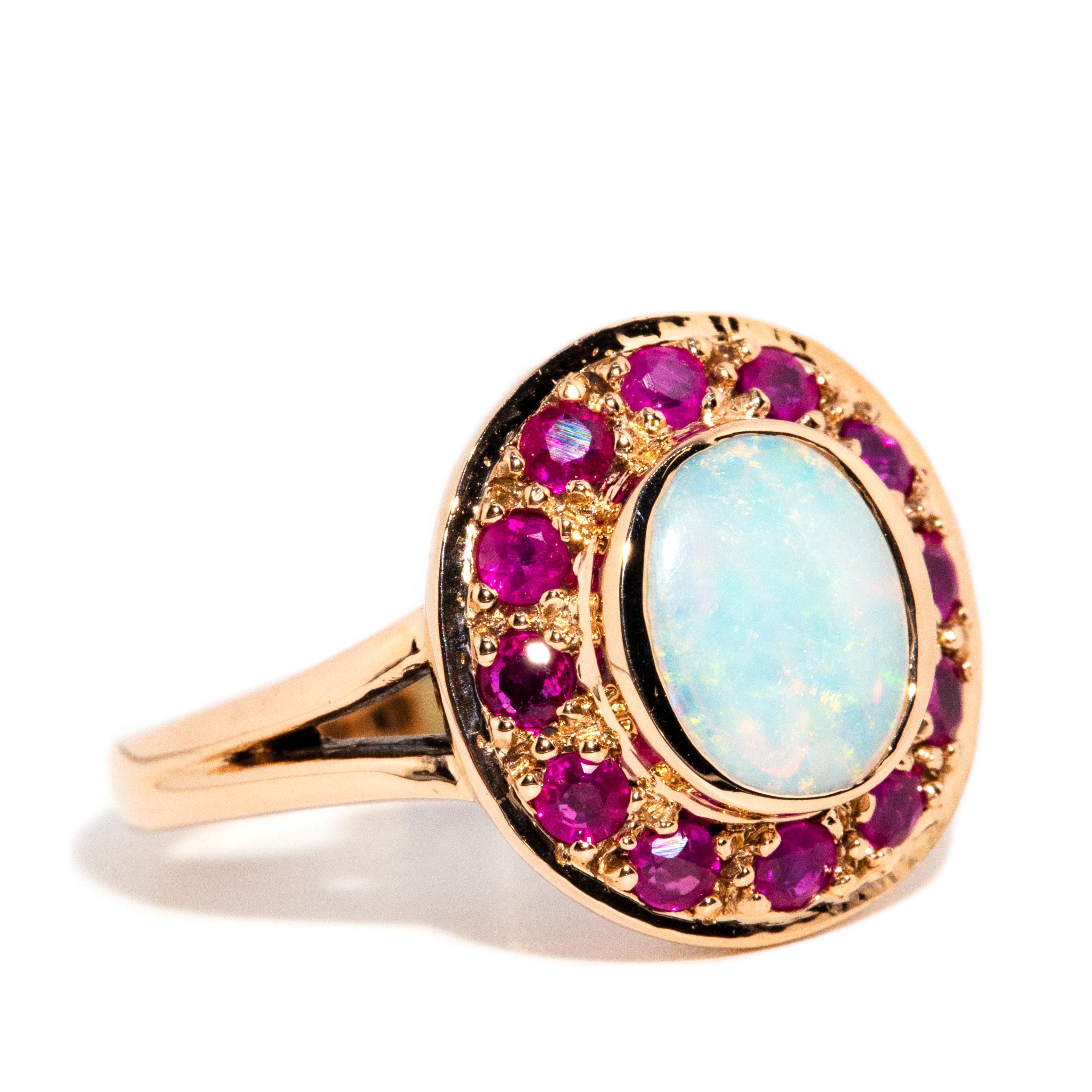 Vintage inspirierter Ring aus 9 Karat Gelbgold mit massivem Opal, Cabochon und lila-rotem Rubin (Zeitgenössisch)