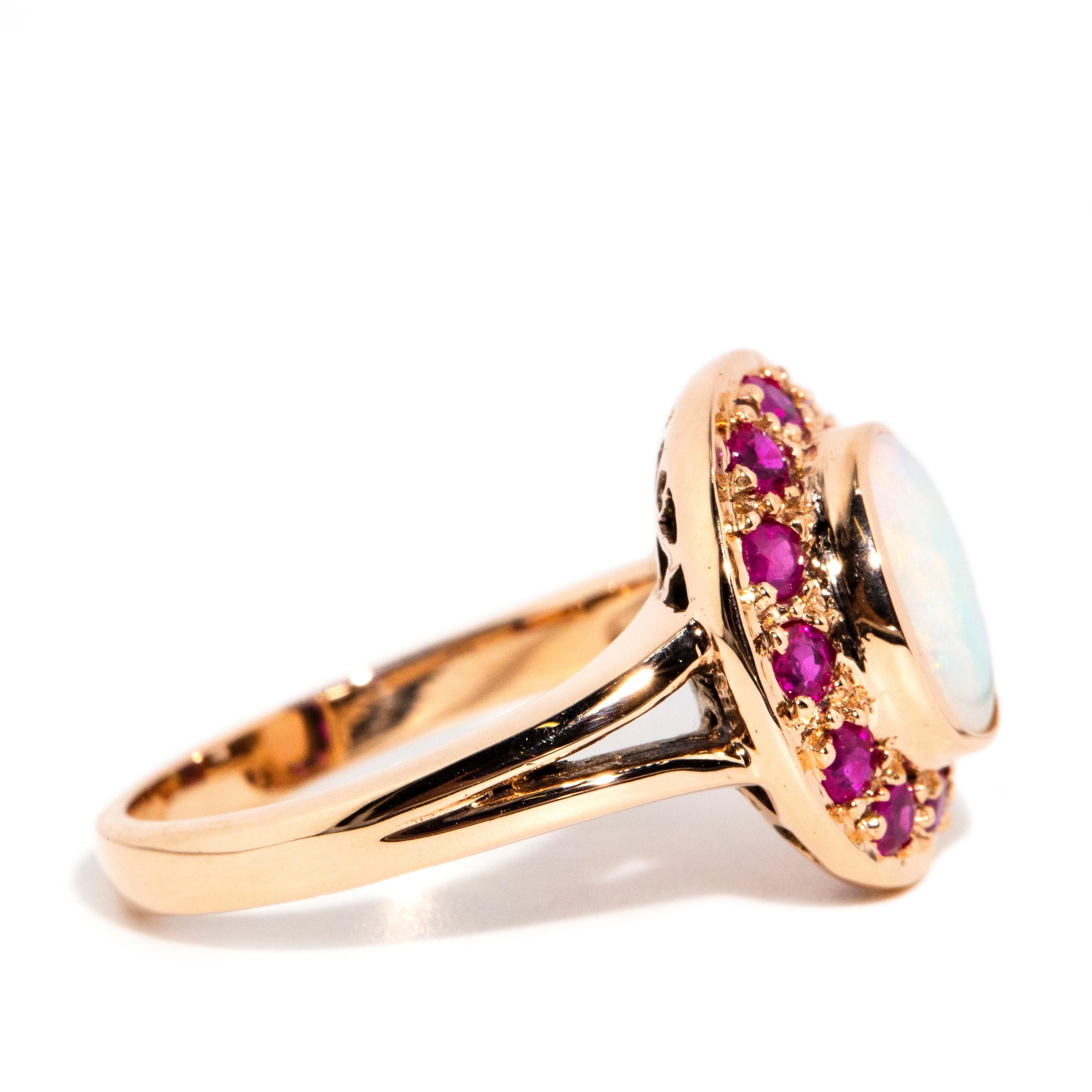 Vintage inspirierter Ring aus 9 Karat Gelbgold mit massivem Opal, Cabochon und lila-rotem Rubin 1
