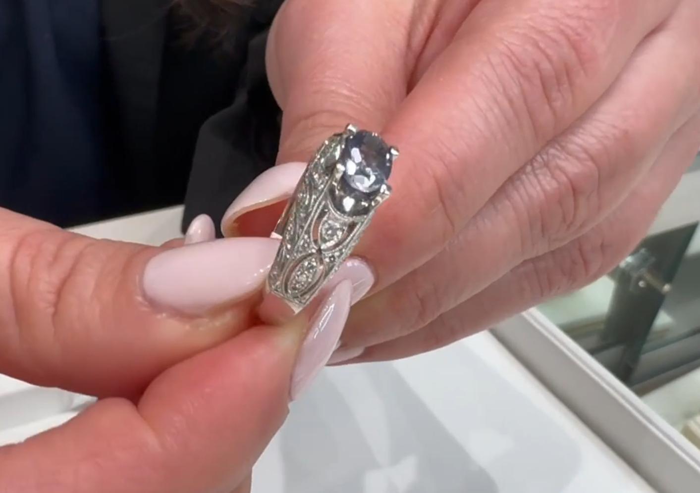 Bague solitaire d'inspiration vintage en or blanc 14 carats avec iolite ovale et diamants en vente 4