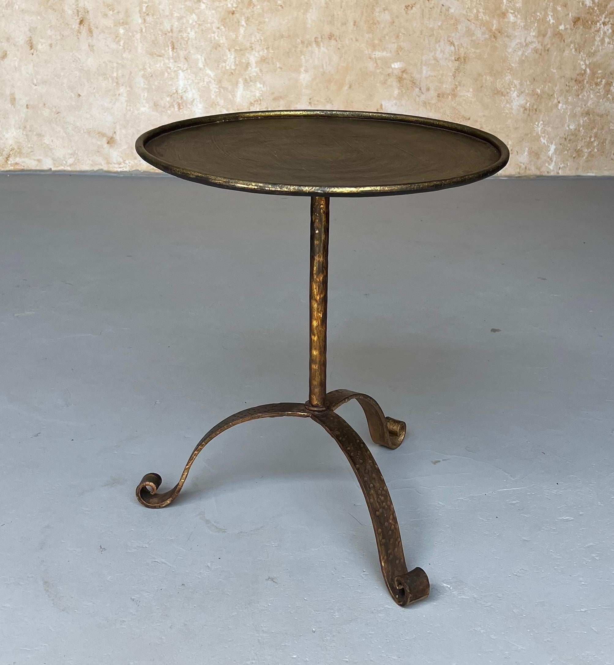 Vintage inspiriert Spanisch vergoldet Eisen Drinks Tisch mit gerollten Rand und gehämmert Tri im Angebot 5