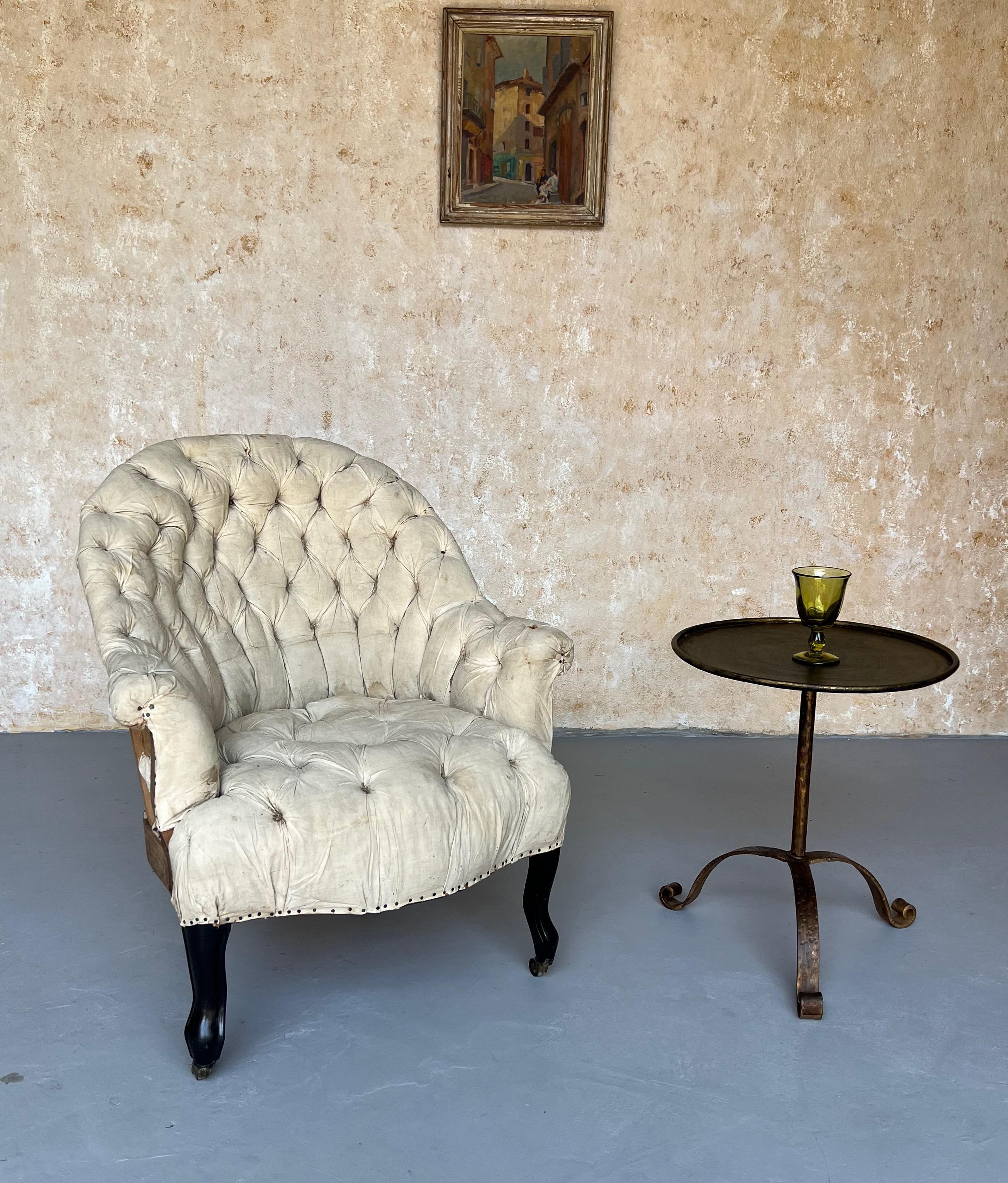 Vintage inspiriert Spanisch vergoldet Eisen Drinks Tisch mit gerollten Rand und gehämmert Tri (Moderne der Mitte des Jahrhunderts) im Angebot