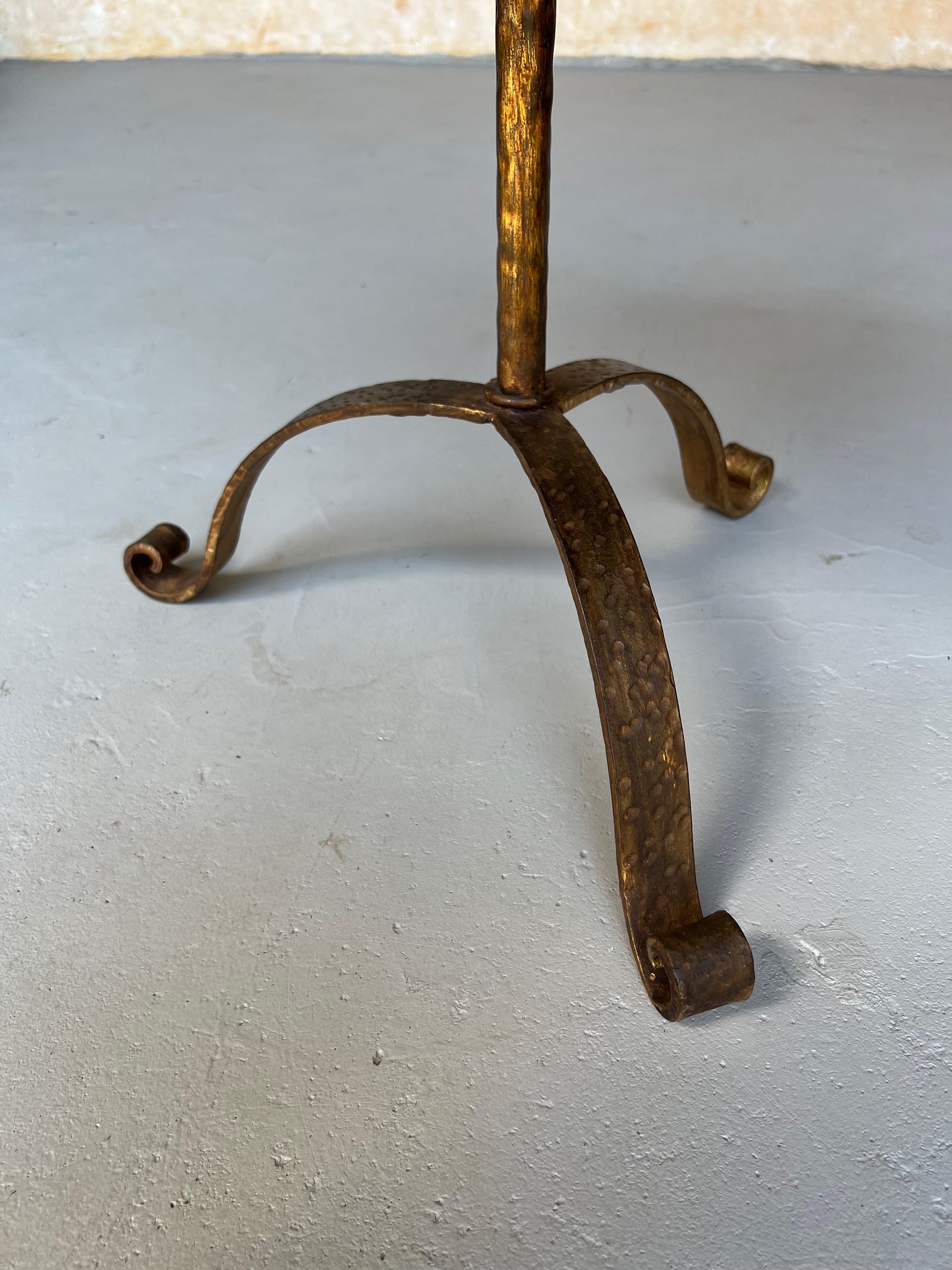 Vintage inspiriert Spanisch vergoldet Eisen Drinks Tisch mit gerollten Rand und gehämmert Tri im Zustand „Gut“ im Angebot in Buchanan, NY