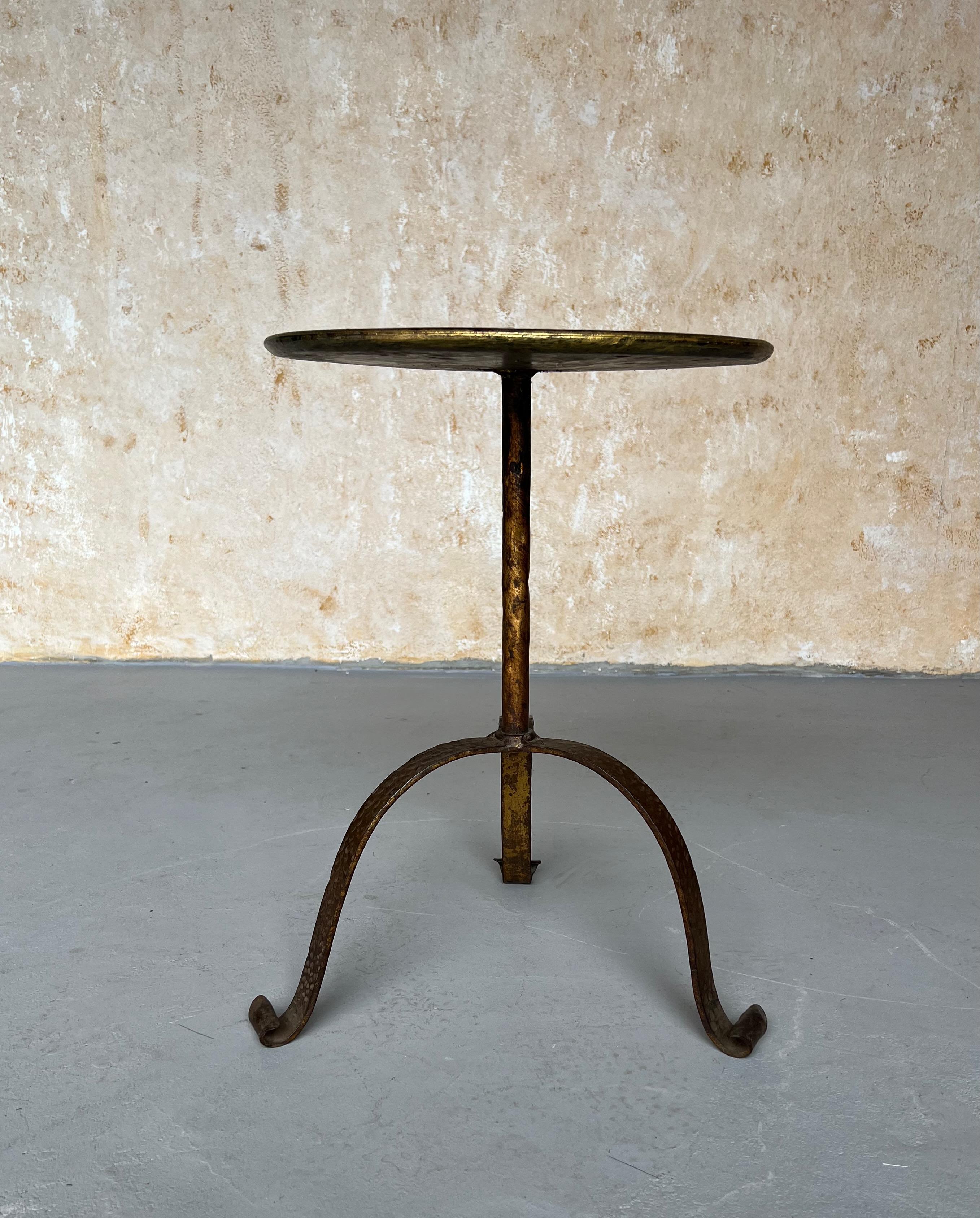 Vintage inspiriert Spanisch vergoldet Eisen Drinks Tisch mit gerollten Rand und gehämmert Tri (21. Jahrhundert und zeitgenössisch) im Angebot