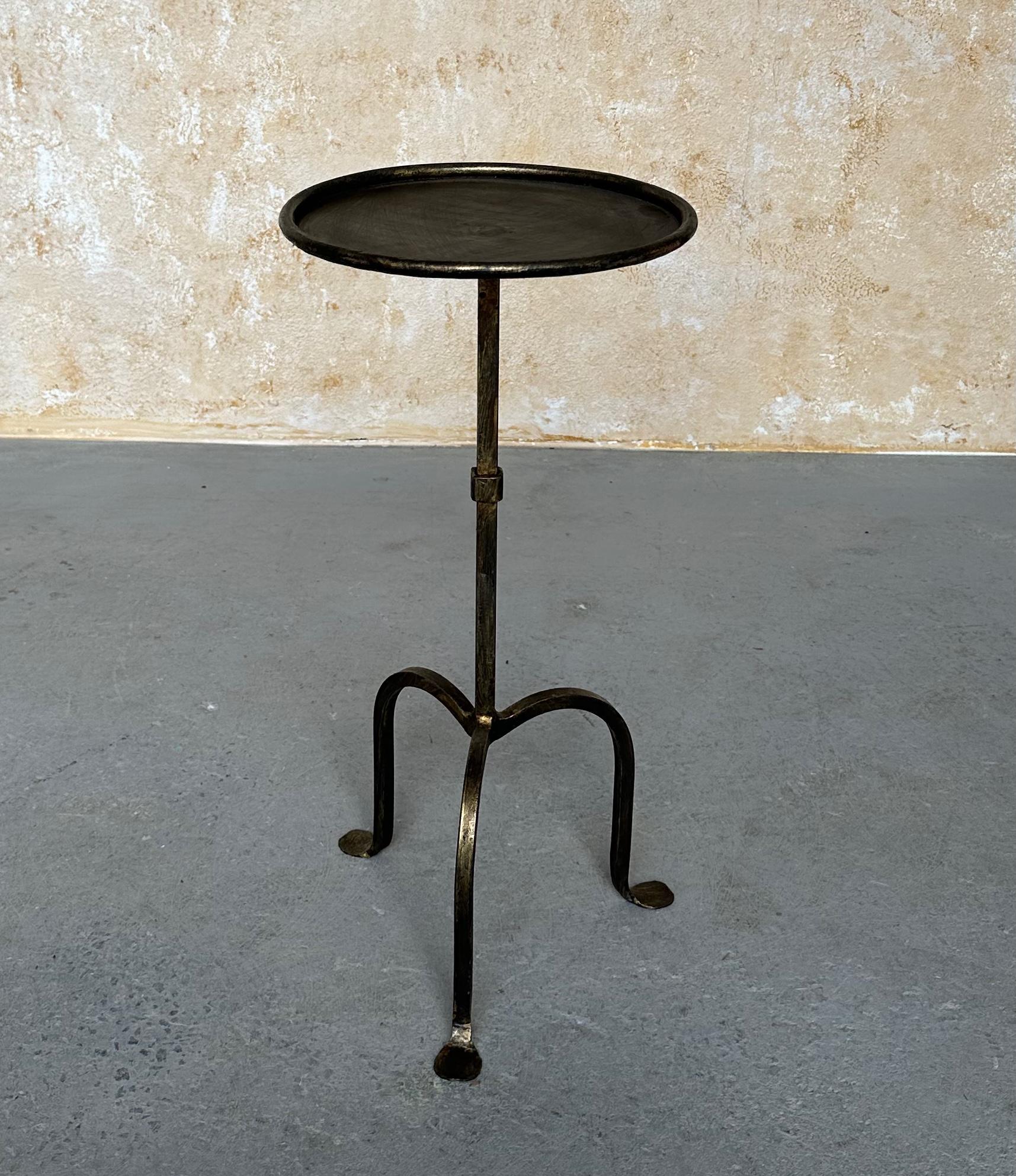 Vintage Inspired Spanish Hand-Forged Iron Drinks Tisch mit vergoldeter Patina im Angebot 3