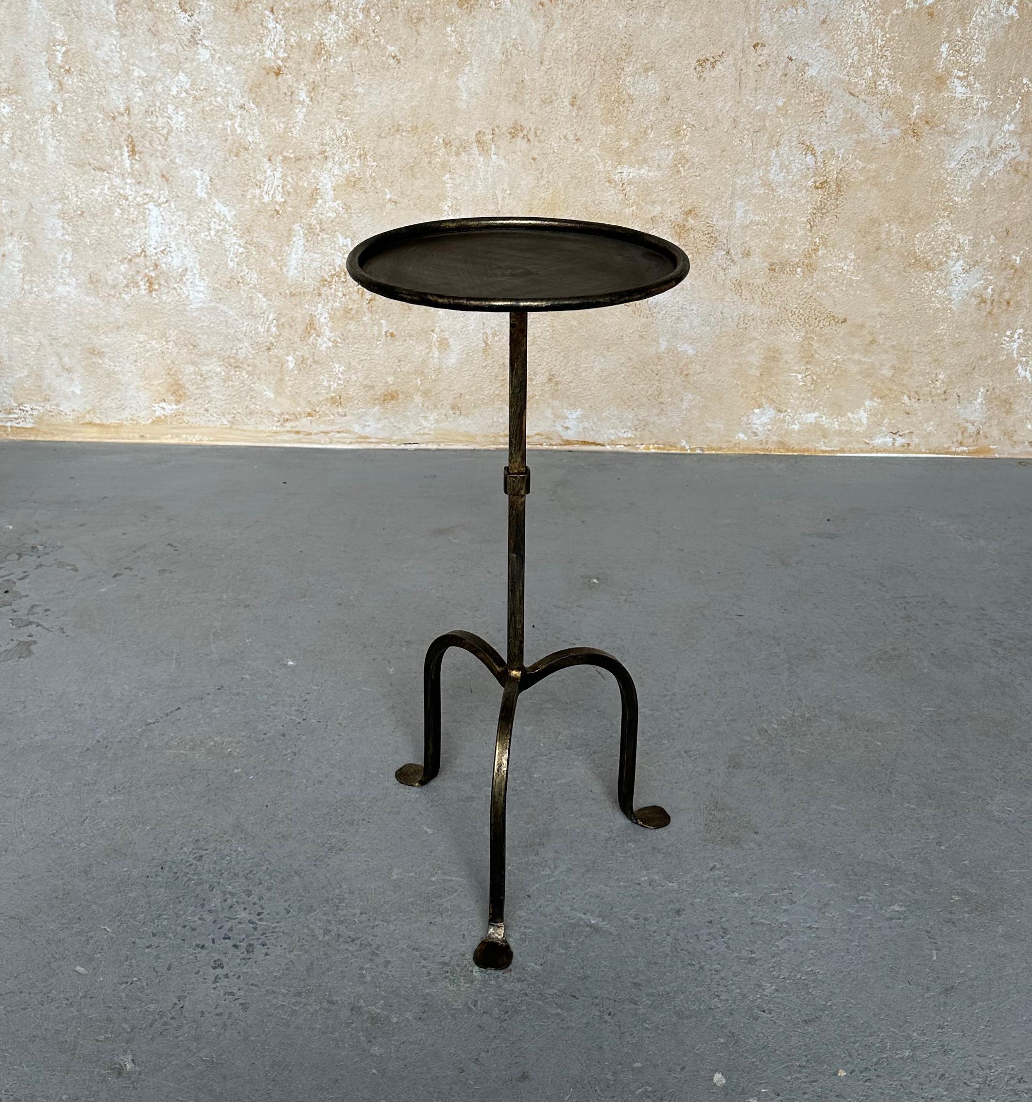 Vintage Inspired Spanish Hand-Forged Iron Drinks Tisch mit vergoldeter Patina (Moderne der Mitte des Jahrhunderts) im Angebot