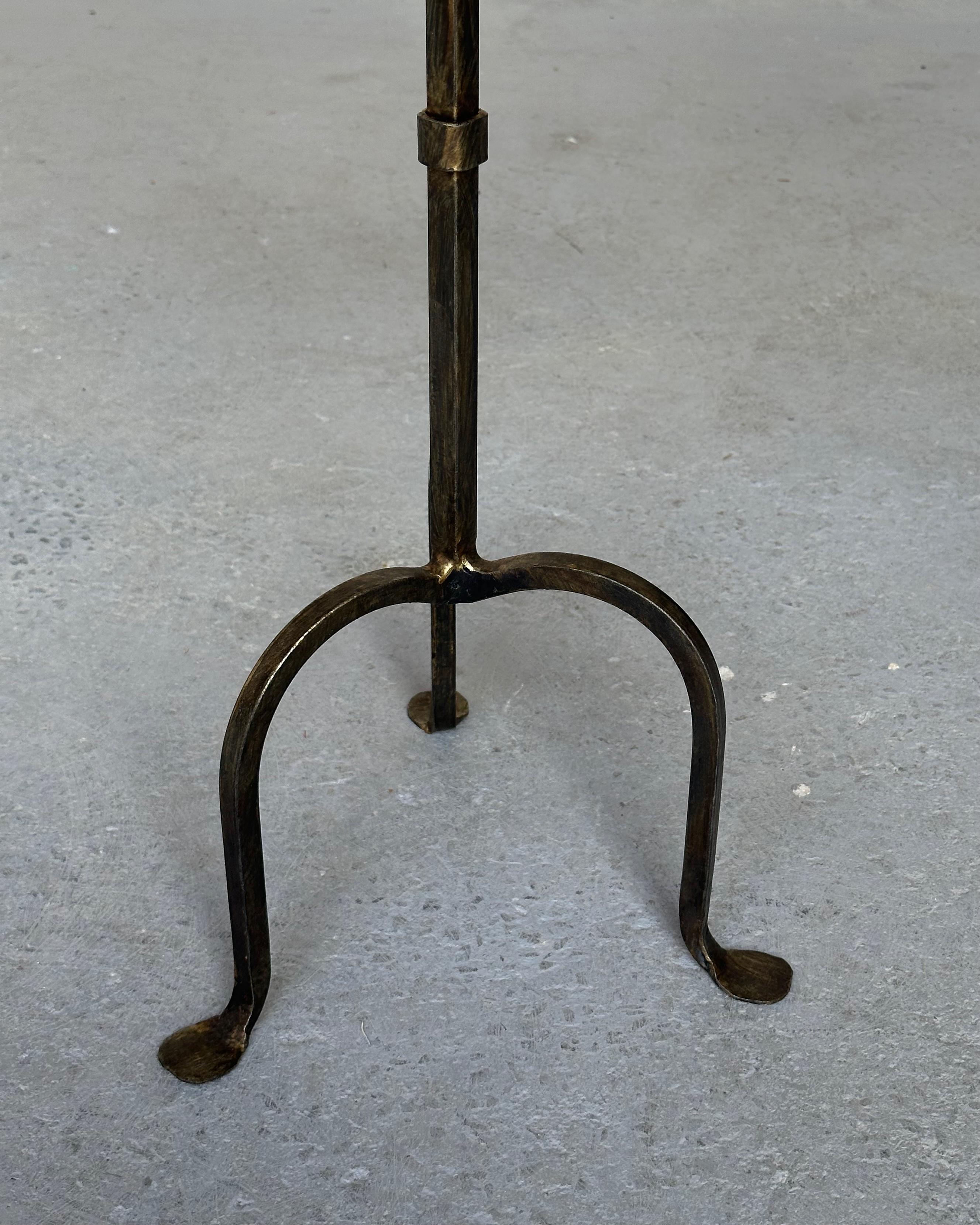 Vintage Inspired Spanish Hand-Forged Iron Drinks Tisch mit vergoldeter Patina (Spanisch) im Angebot