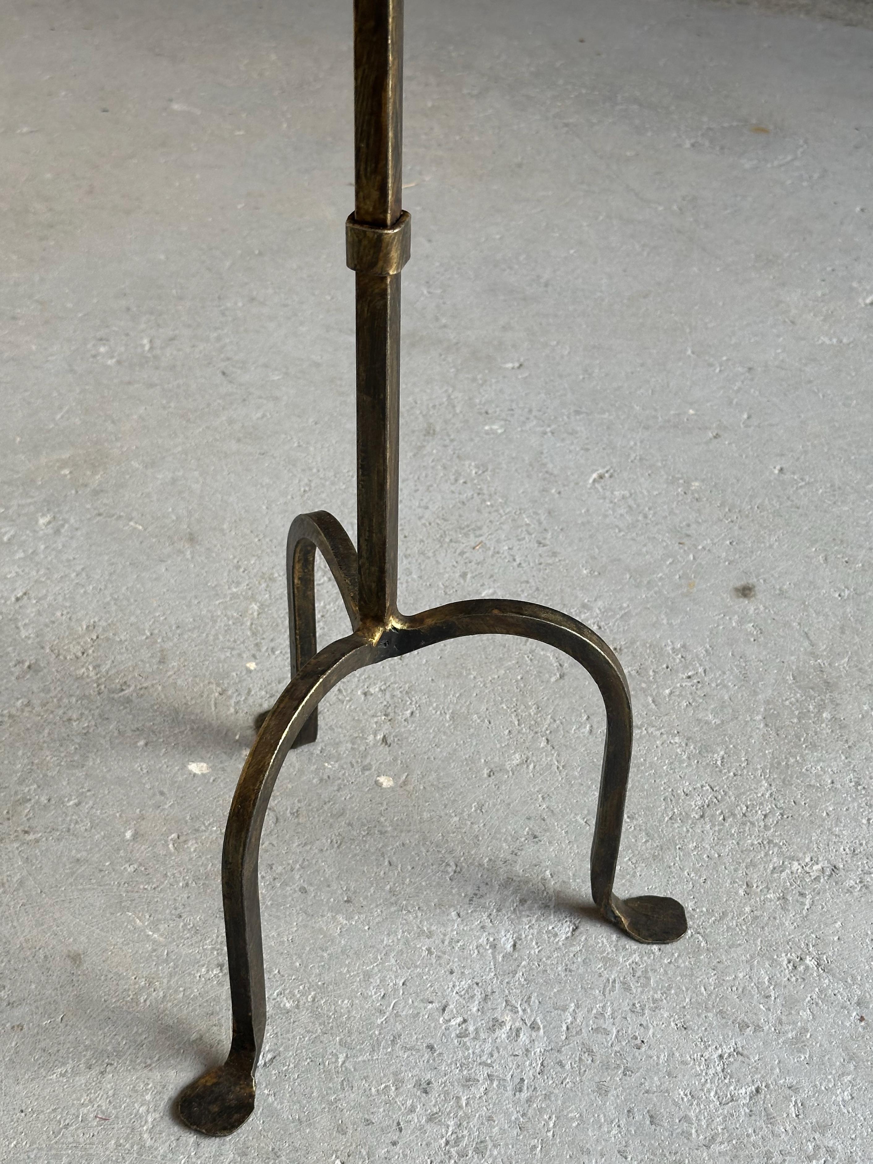 Vintage Inspired Spanish Hand-Forged Iron Drinks Tisch mit vergoldeter Patina (Vergoldet) im Angebot