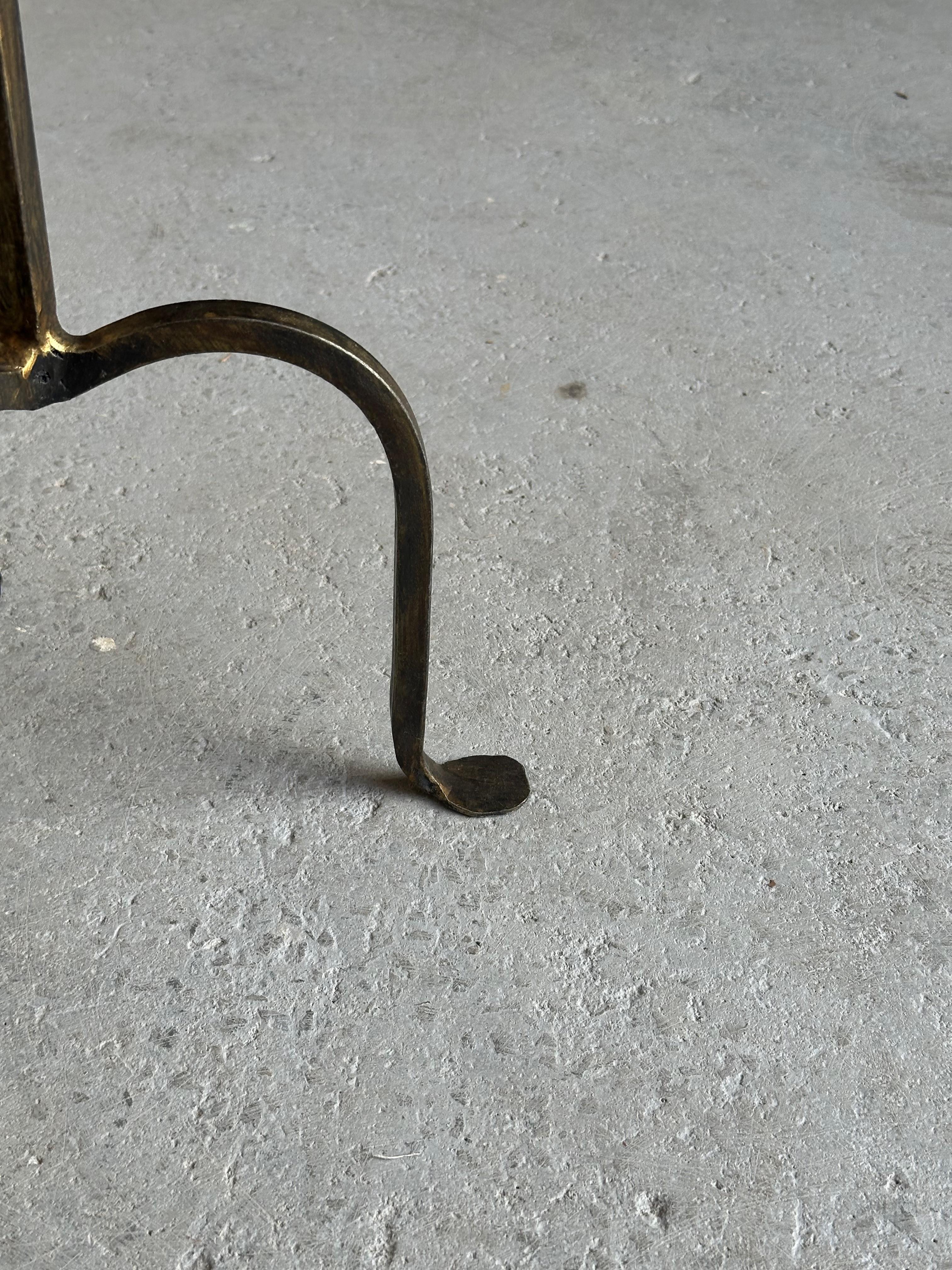 Vintage Inspired Spanish Hand-Forged Iron Drinks Tisch mit vergoldeter Patina im Zustand „Gut“ im Angebot in Buchanan, NY