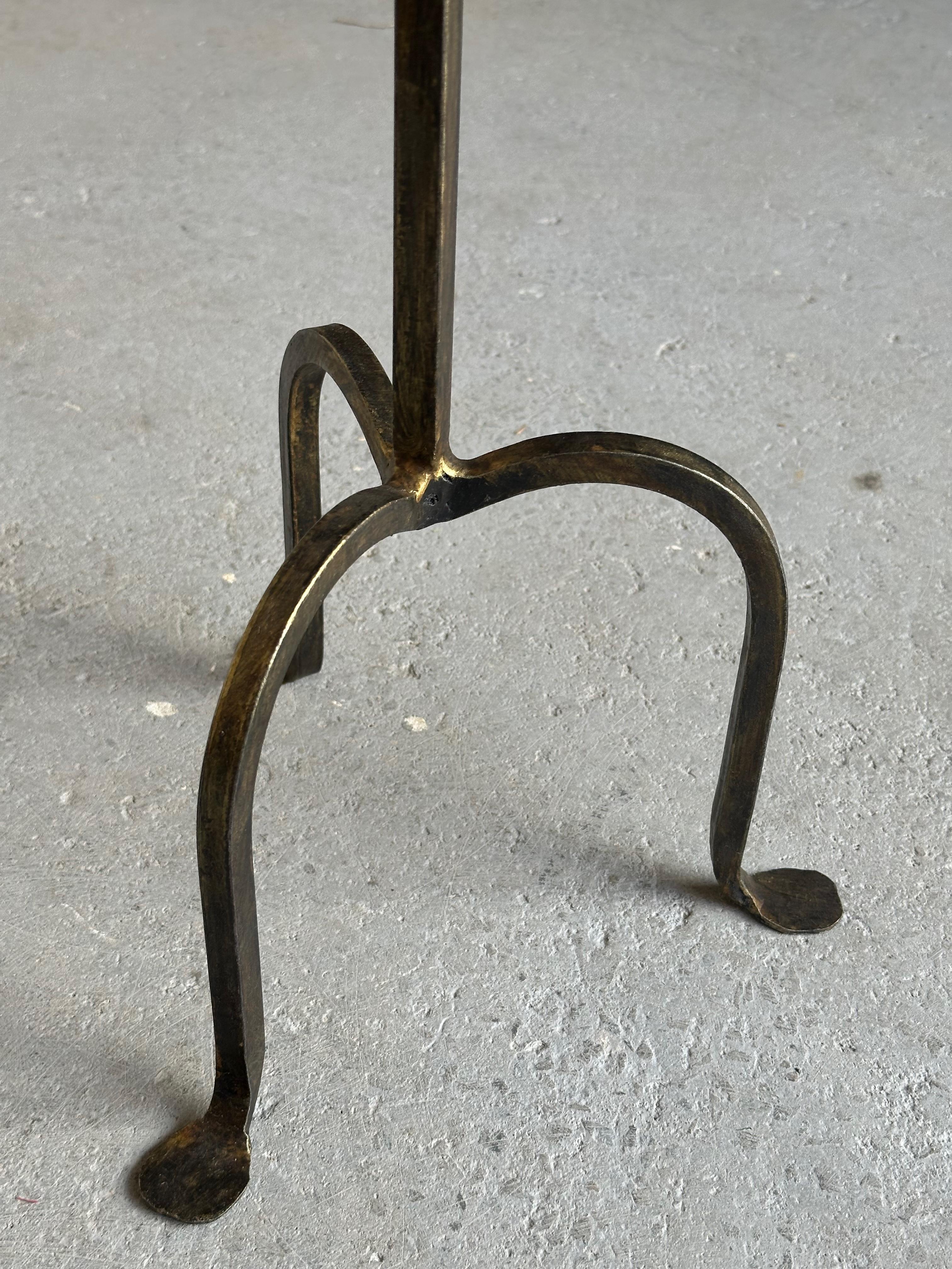 Vintage Inspired Spanish Hand-Forged Iron Drinks Tisch mit vergoldeter Patina (21. Jahrhundert und zeitgenössisch) im Angebot