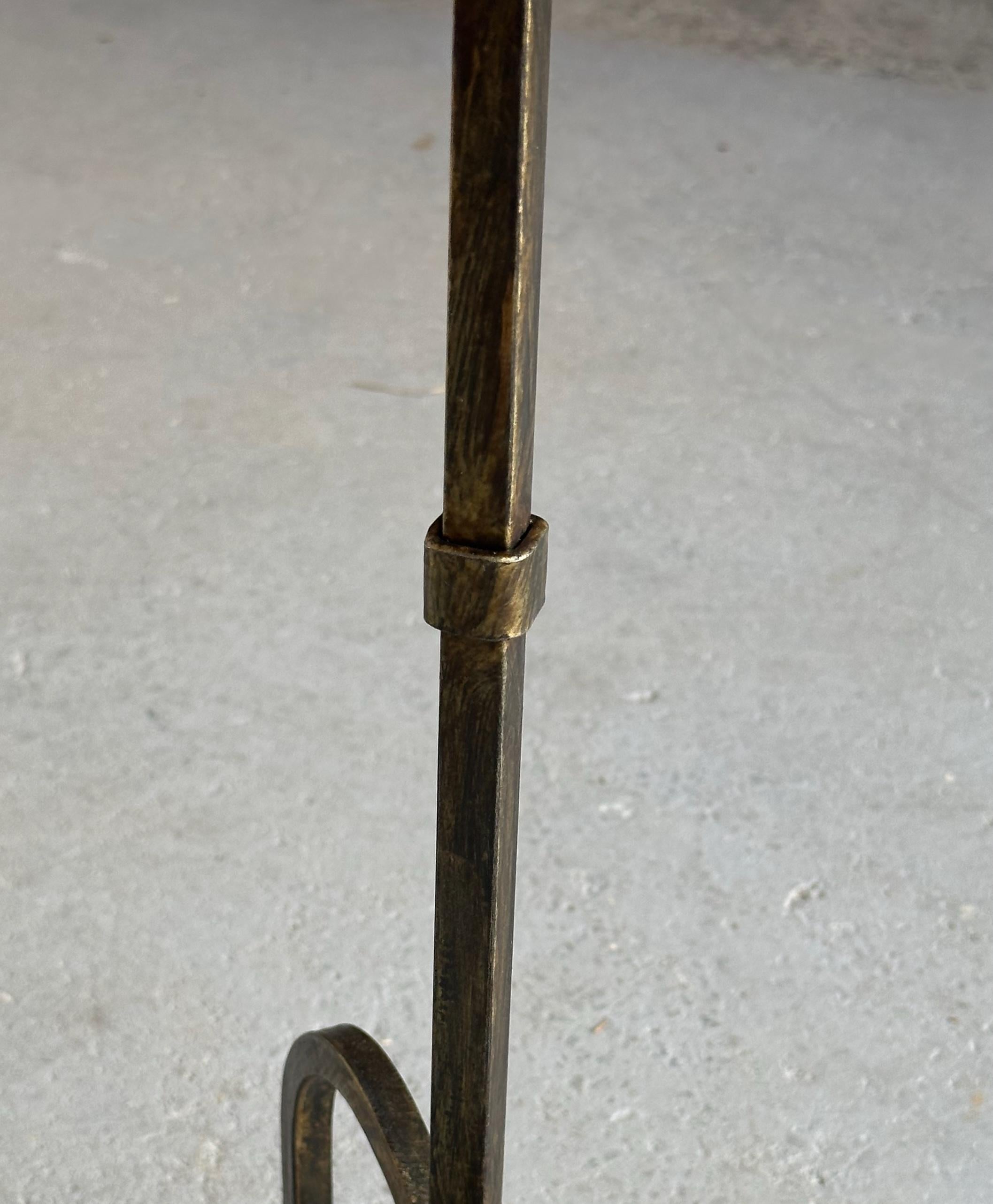 Vintage Inspired Spanish Hand-Forged Iron Drinks Tisch mit vergoldeter Patina (Eisen) im Angebot