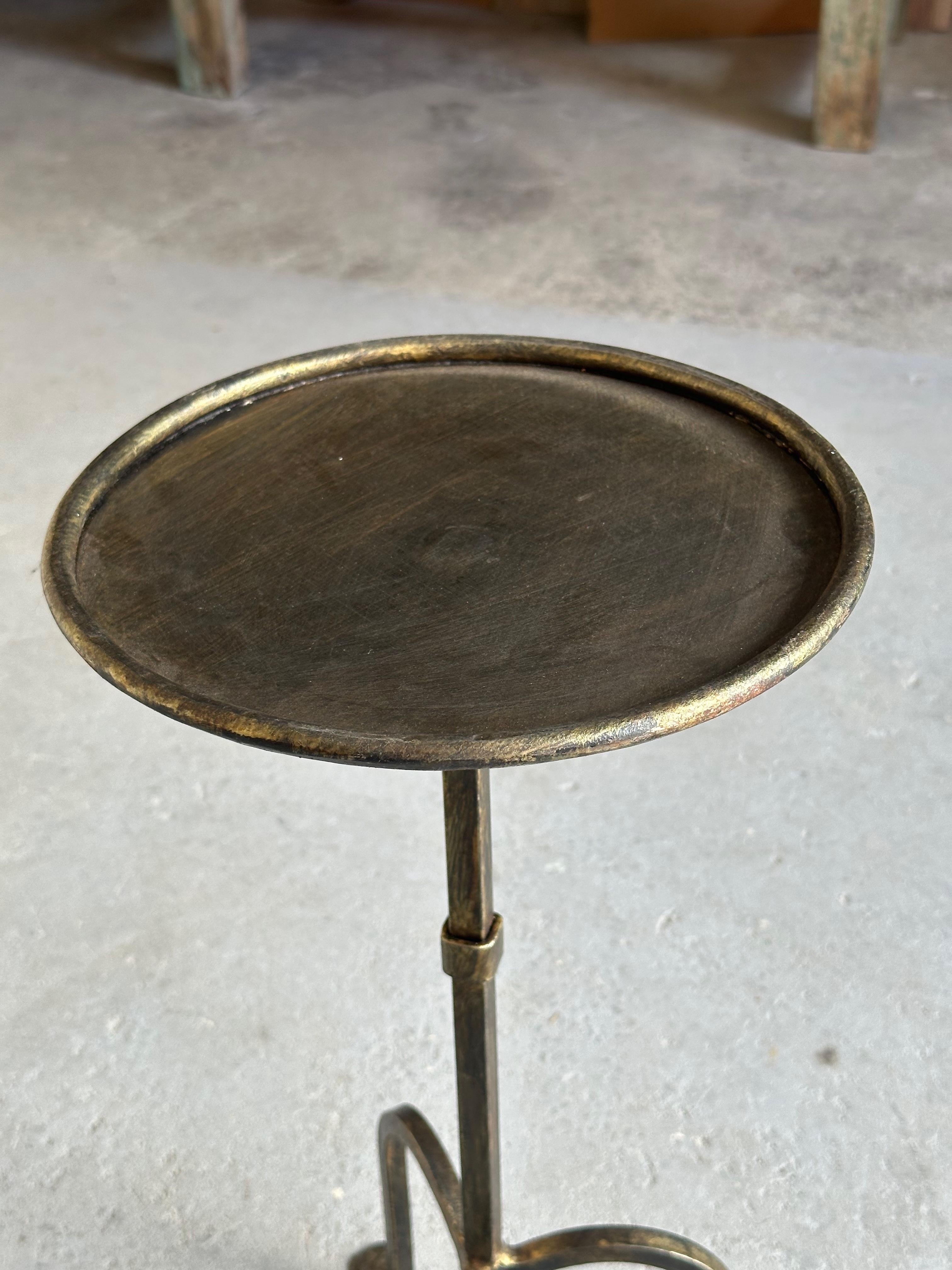 Vintage Inspired Spanish Hand-Forged Iron Drinks Tisch mit vergoldeter Patina im Angebot 1