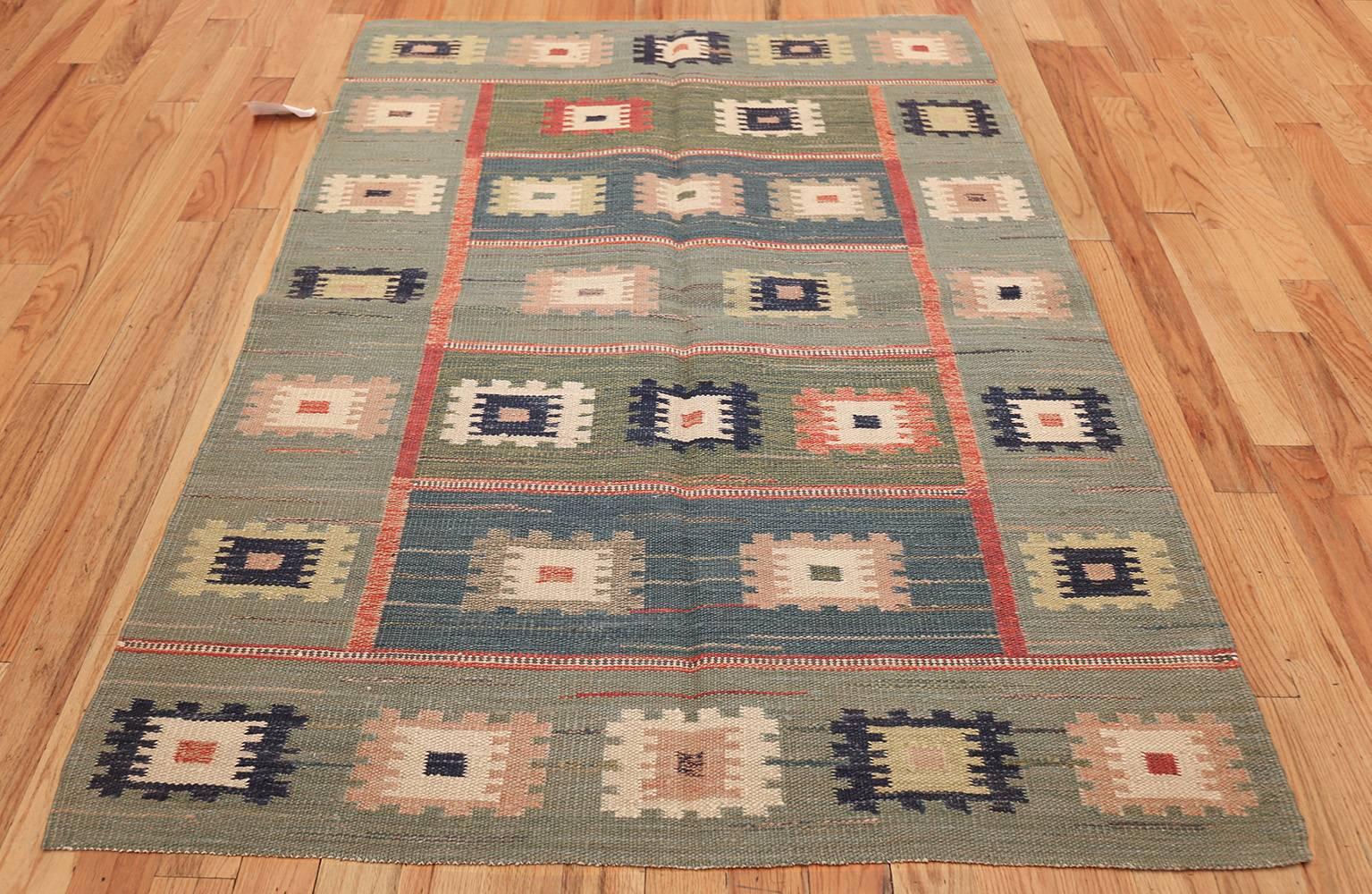 Hand-Woven Vintage Inspired Swedish Scandinavian Kilim Rug. Size: 4 ft 4 in x 6 ft 3 in