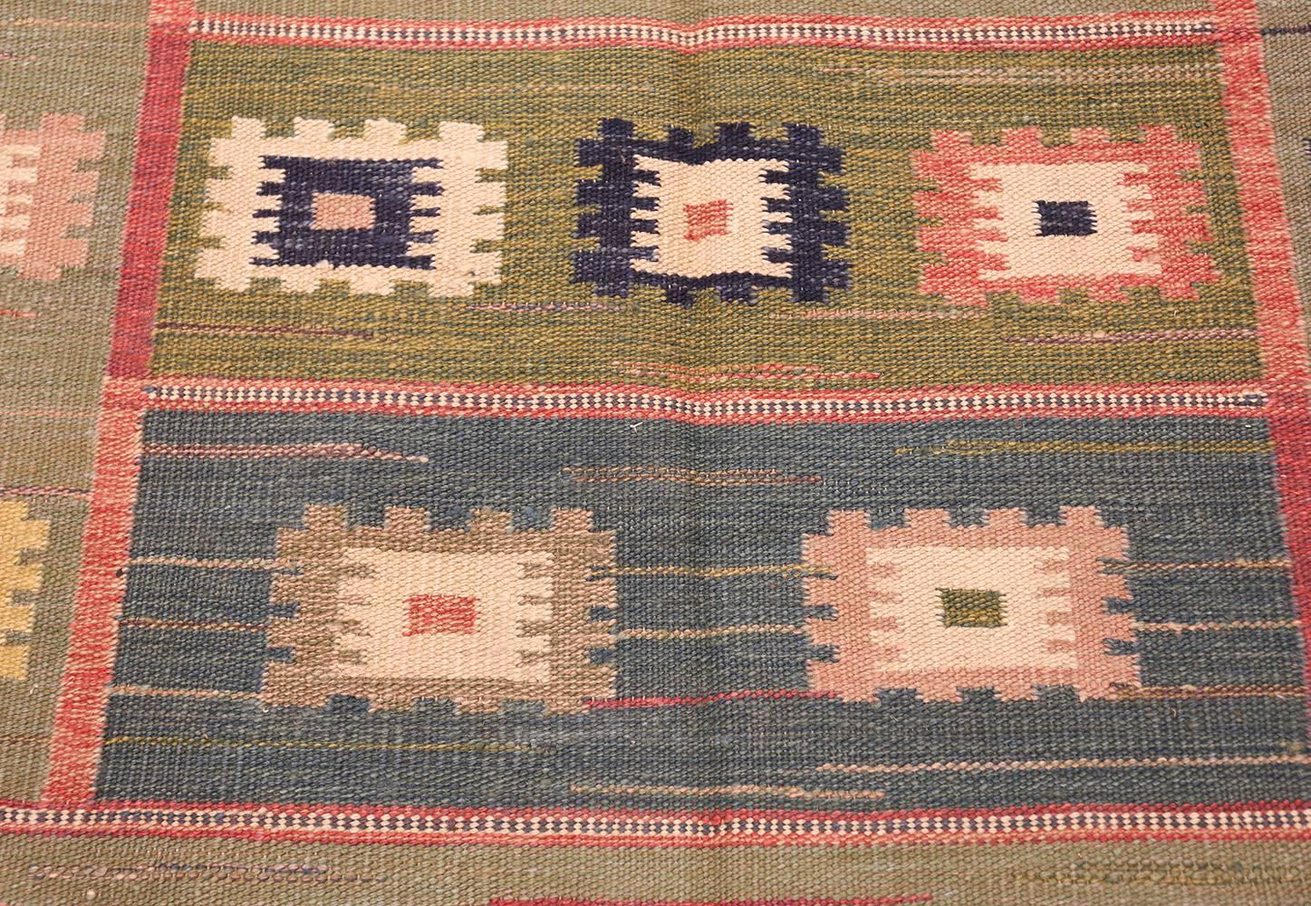 Vintage Inspired Swedish Scandinavian Kilim Rug. Size: 4 ft 4 in x 6 ft 3 in In Excellent Condition In New York, NY