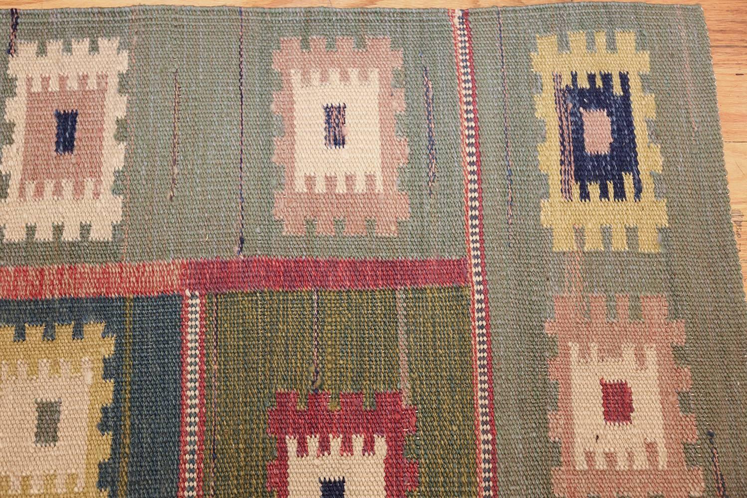 Contemporary Vintage Inspired Swedish Scandinavian Kilim Rug. Size: 4 ft 4 in x 6 ft 3 in