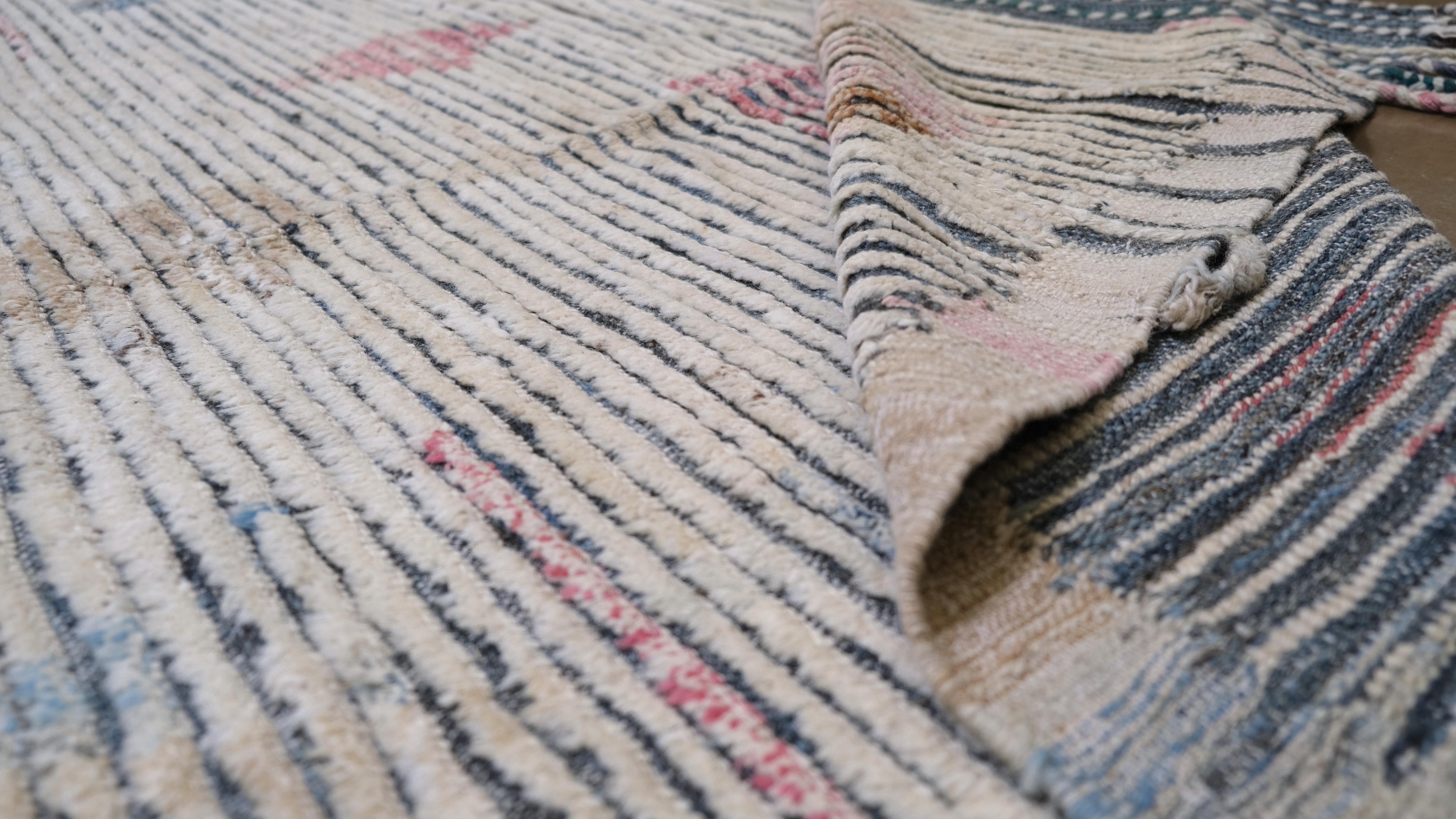Alfombra de lana beige rosa azul con motivos tribales de inspiración vintage 12'7''x14'4'' Anudado a mano en venta