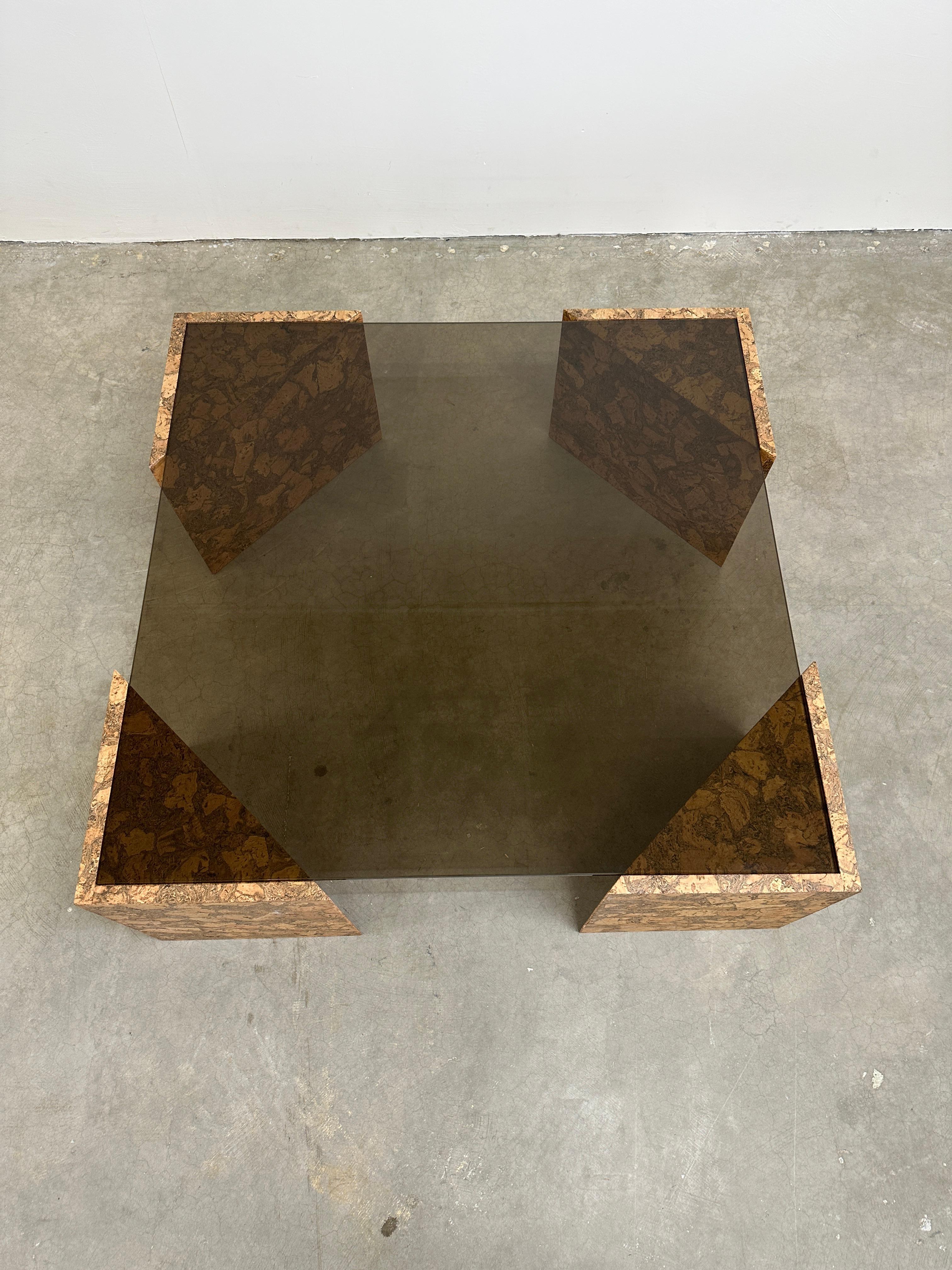 Vintage Inspiré Table basse carrée en liège et verre bronze sur mesure Burlwood MCM en vente 1