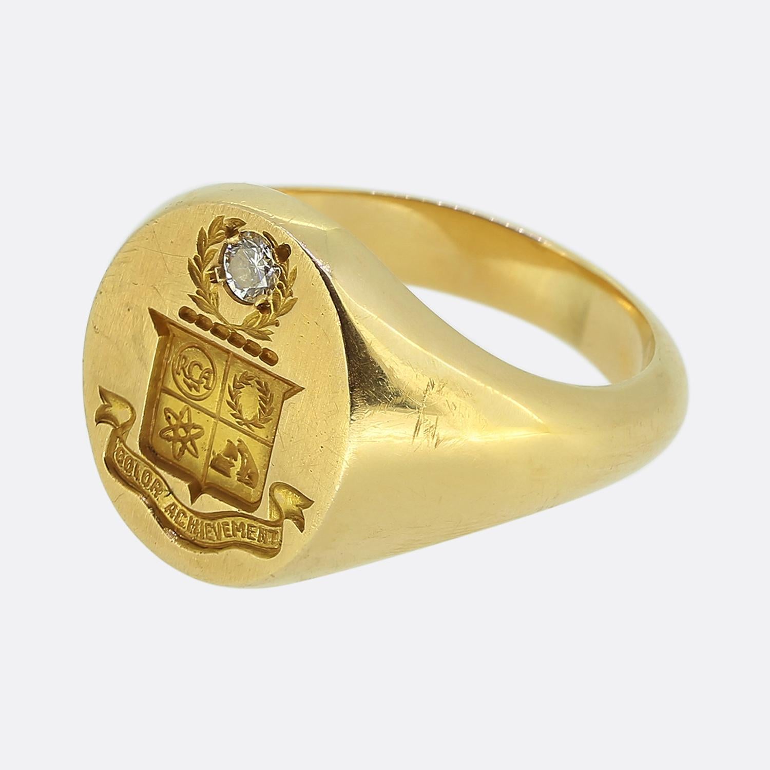 Ecco un audace anello con sigillo realizzato in un ricco oro giallo 14ct con un leggero sottotono rosato. Alla testa del viso si trova un singolo diamante bianco rotondo taglio brillante, incastonato in un motivo a corona d'alloro, che aggiunge un