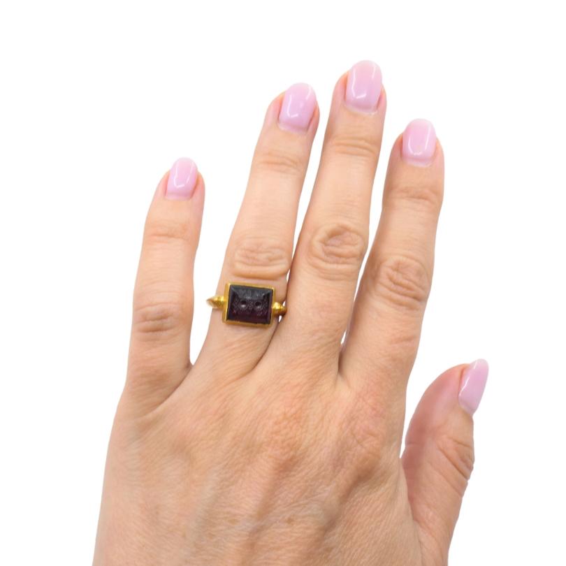 Dieser Intaglio-Ring im Vintage-Stil besteht aus 22-karätigem Gold und geschliffenem Glas. u2028Das Band verjüngt sich leicht, bevor es in eine robuste Lünette übergeht. In der Mitte befindet sich ein rechteckiges Intaglio, das aus tiefem,