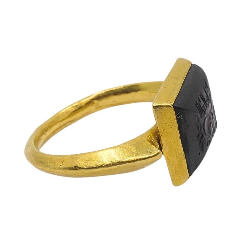 Vintage Intaglio Ring 22k Gold Signet Ring Glas im Zustand „Gut“ im Angebot in Beverly Hills, CA
