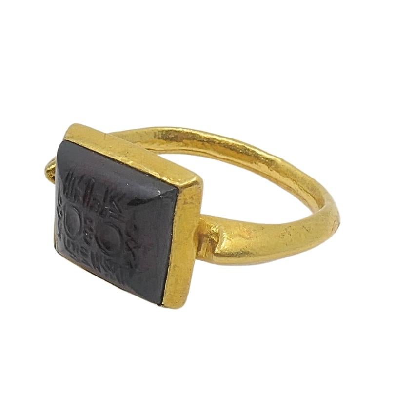 Vintage Intaglio Ring 22k Gold Signet Ring Glas für Damen oder Herren im Angebot