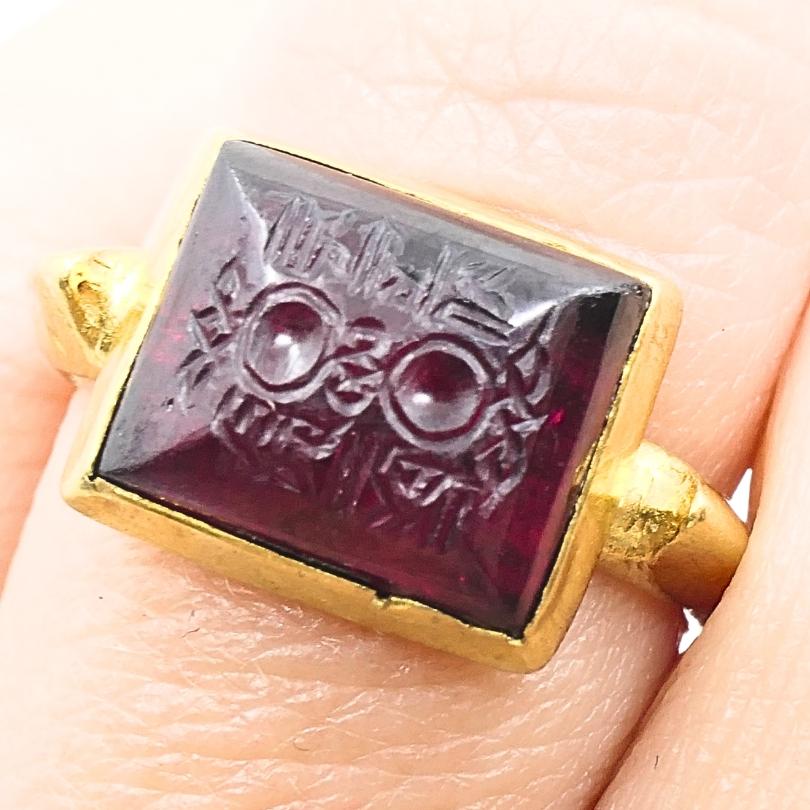 Vintage Intaglio Ring 22k Gold Signet Ring Glas im Angebot 2