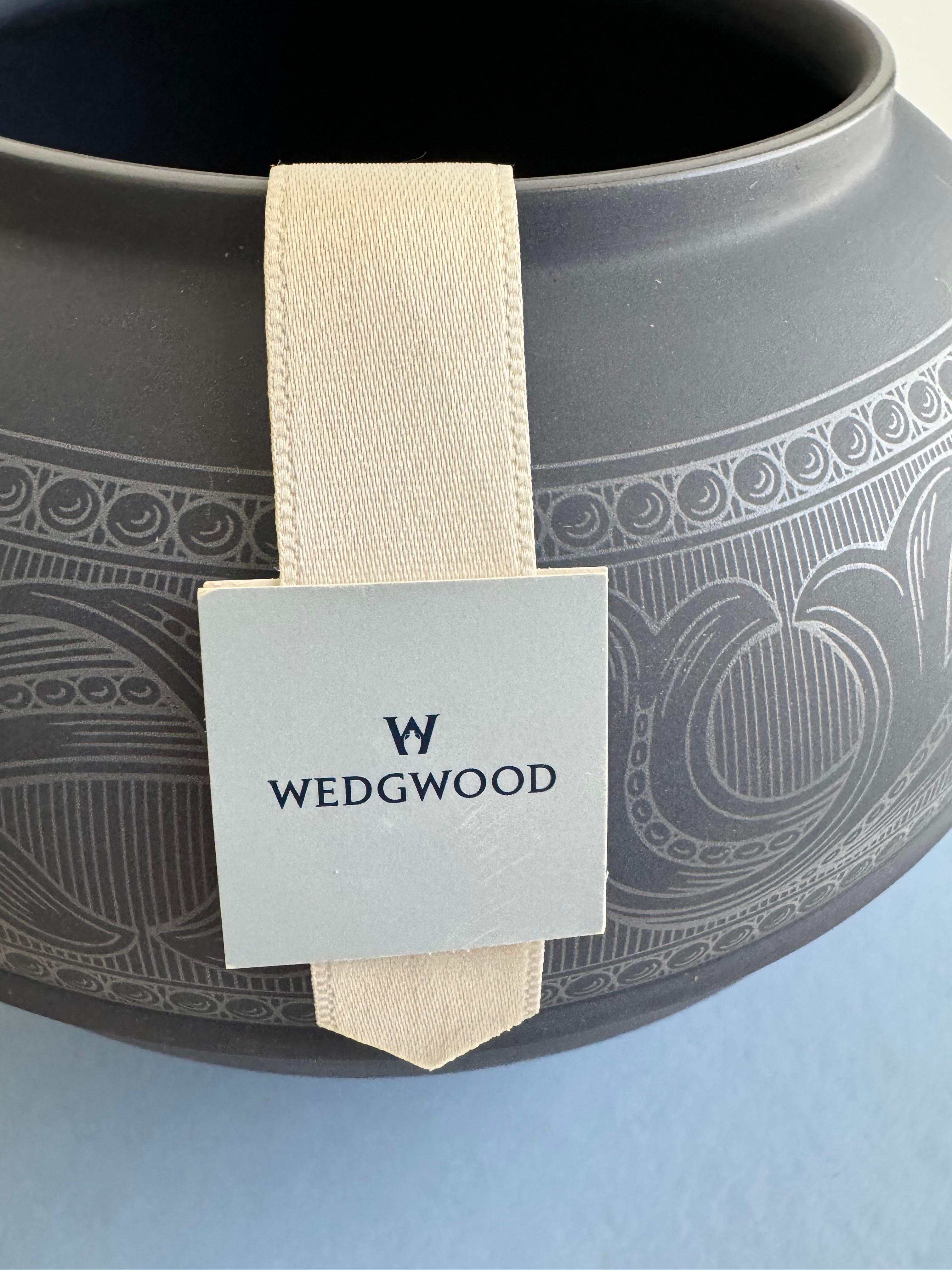 Vintage Interiors by Wedgwood Rose Midnight 5.5” Bowl In Good Condition For Sale In Fort Washington, MD