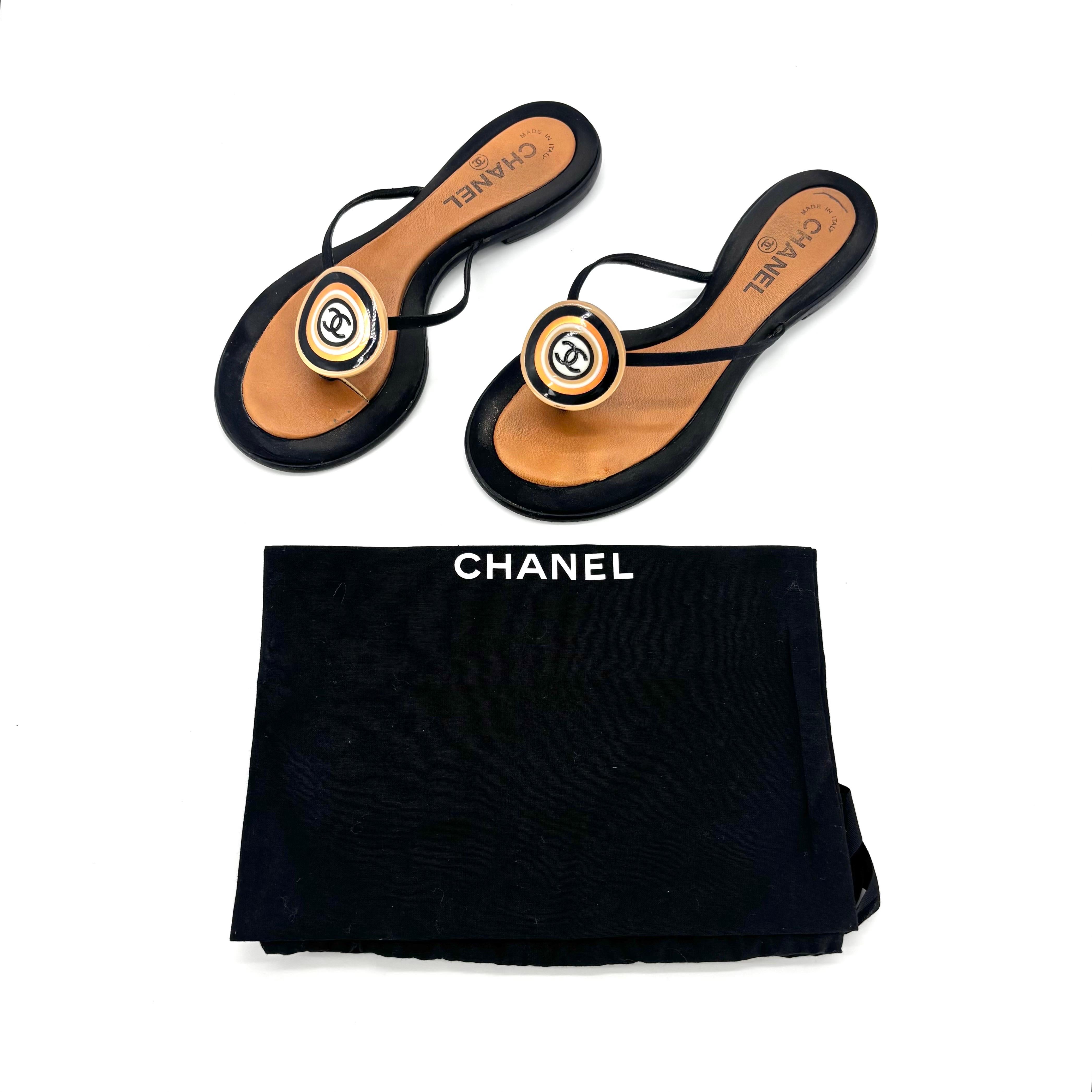 Vintage Chanel CC Enamel Logo Black Satin Flat Sandals

Color Multi
Size 37EU
Heel Height .5in

Satin upper
Leather sole
Interlocking CC logo embellishments
Thong style
Flat heel
Round toe

Includes dustbag
Signs of normal wear, good overall