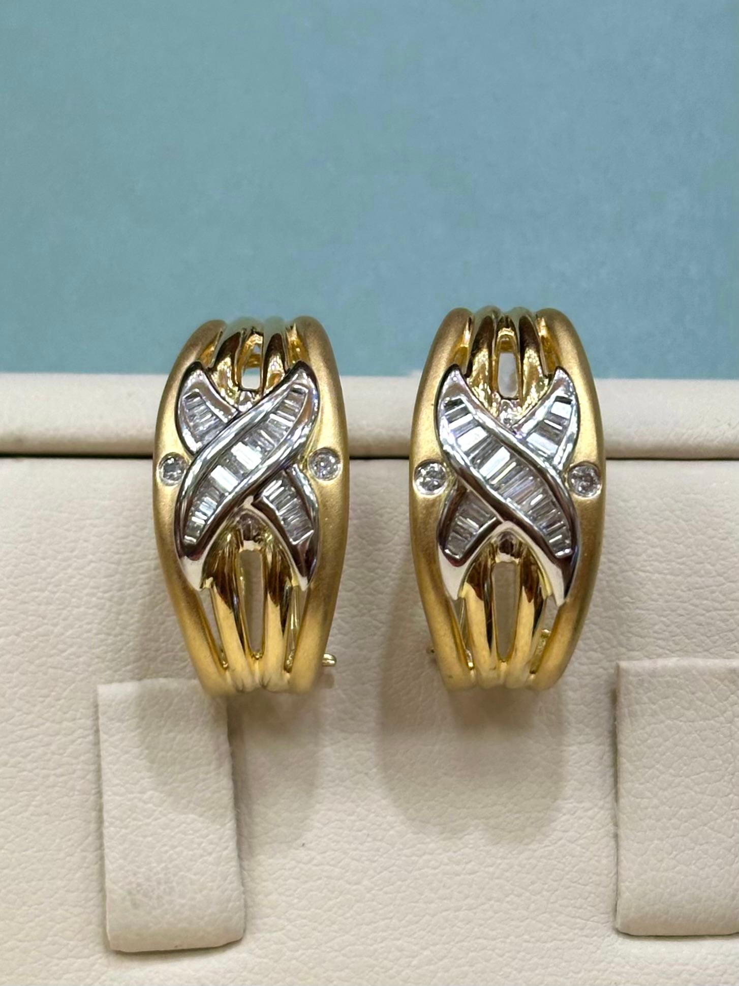 Vintage-Ohrringe mit Baguette-Diamanten aus 18 Karat Gelbgold und ineinandergreifenden Knoten

Diamanten: 0,56cts

Gesamtgewicht: 14,25 Gramm 