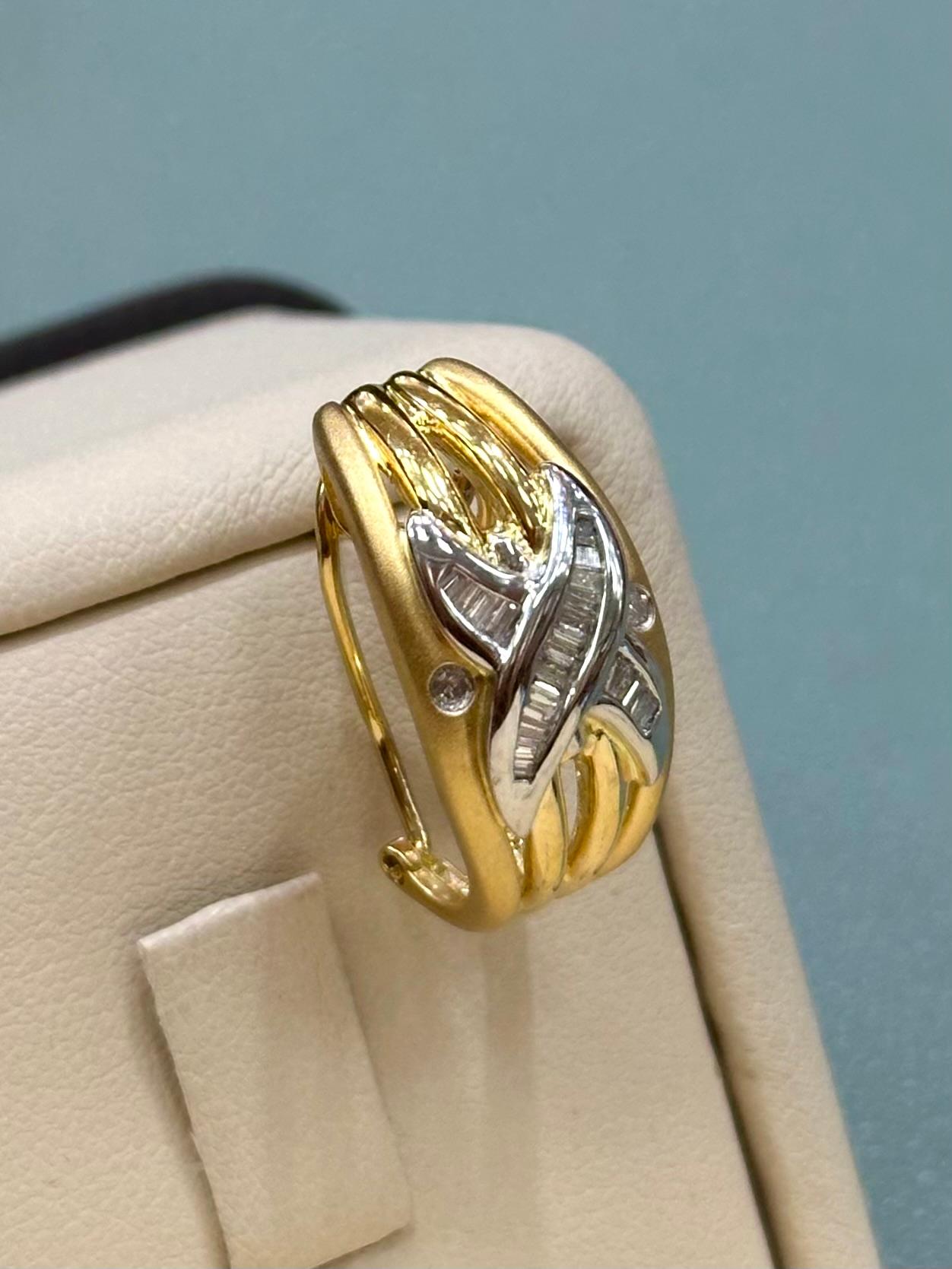 Vintage-Ohrringe mit Baguette-Diamanten aus 18 Karat Gelbgold und ineinandergreifenden Knoten (Baguetteschliff) im Angebot