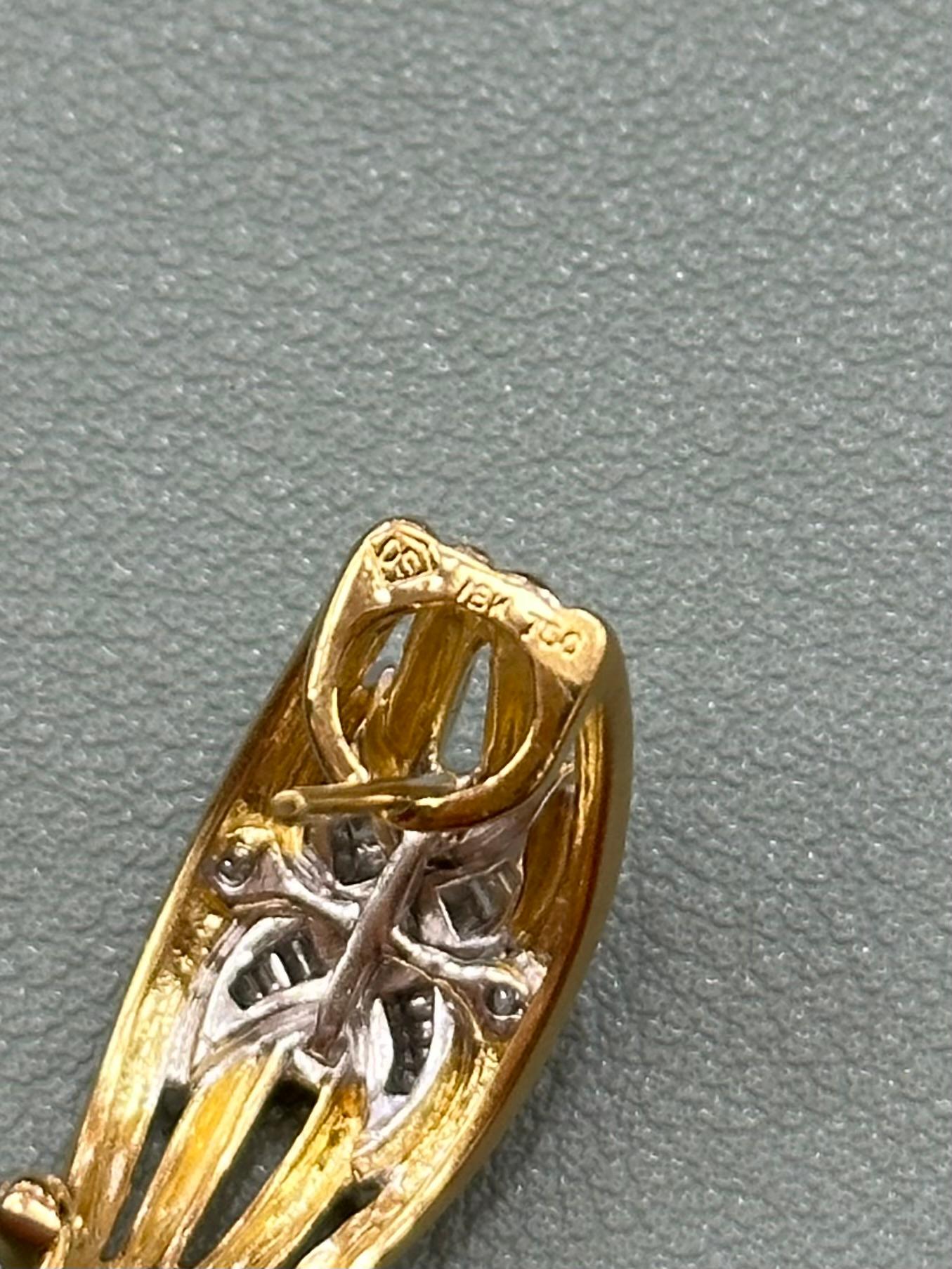Vintage-Ohrringe mit Baguette-Diamanten aus 18 Karat Gelbgold und ineinandergreifenden Knoten im Angebot 1